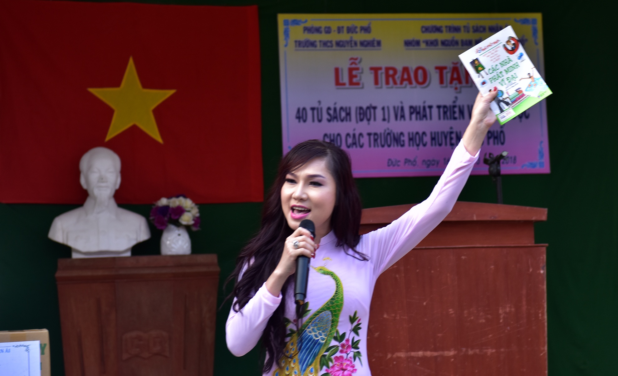 Hoa hau Ngoc Han tang sach anh 8