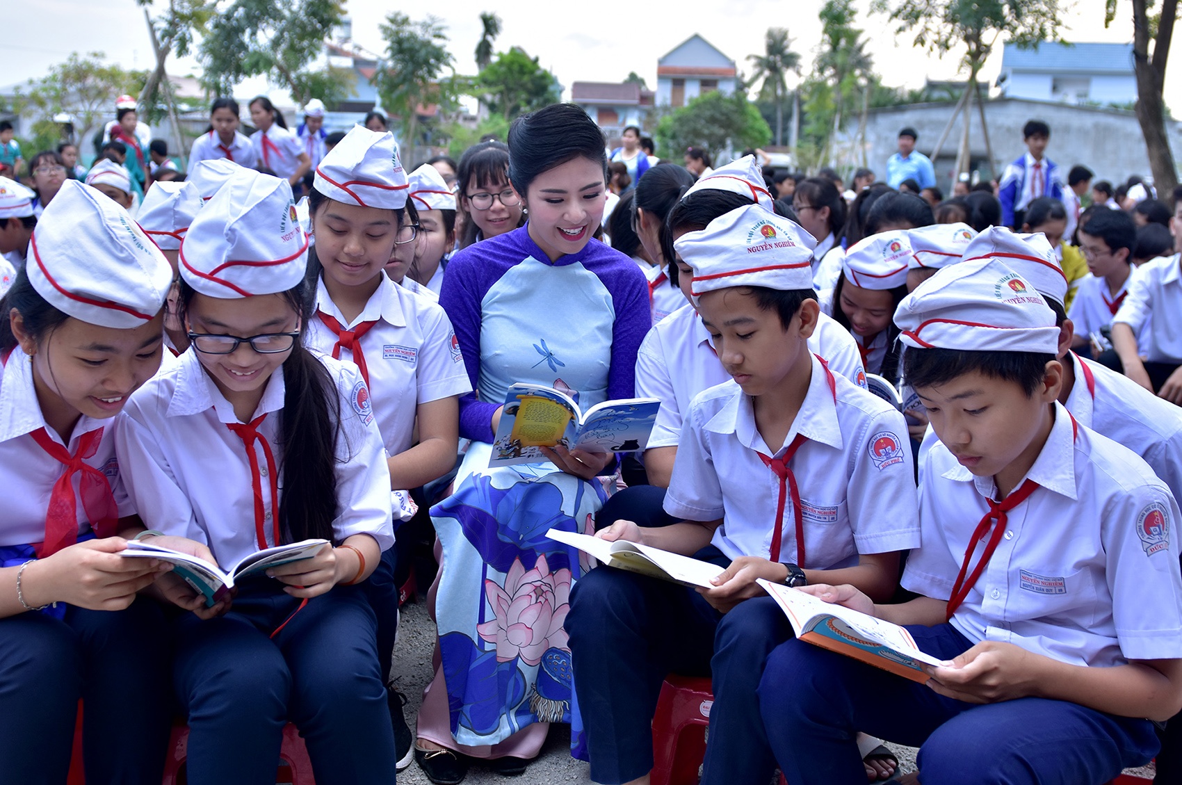 Hoa hau Ngoc Han 'truyen lua' dam me doc sach cho hoc sinh hinh anh