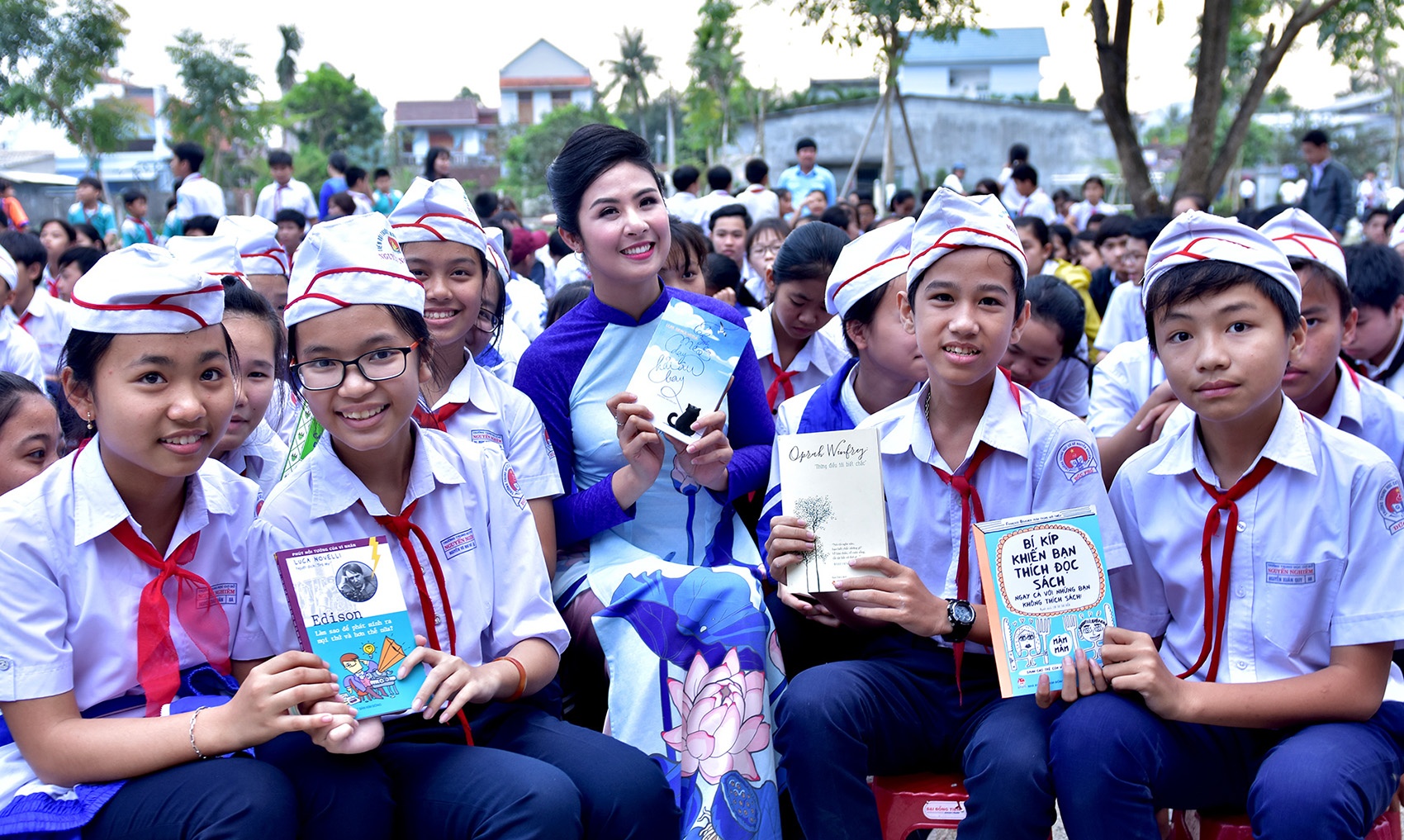 Hoa hau Ngoc Han mong niem dam me doc sach lan toa hinh anh