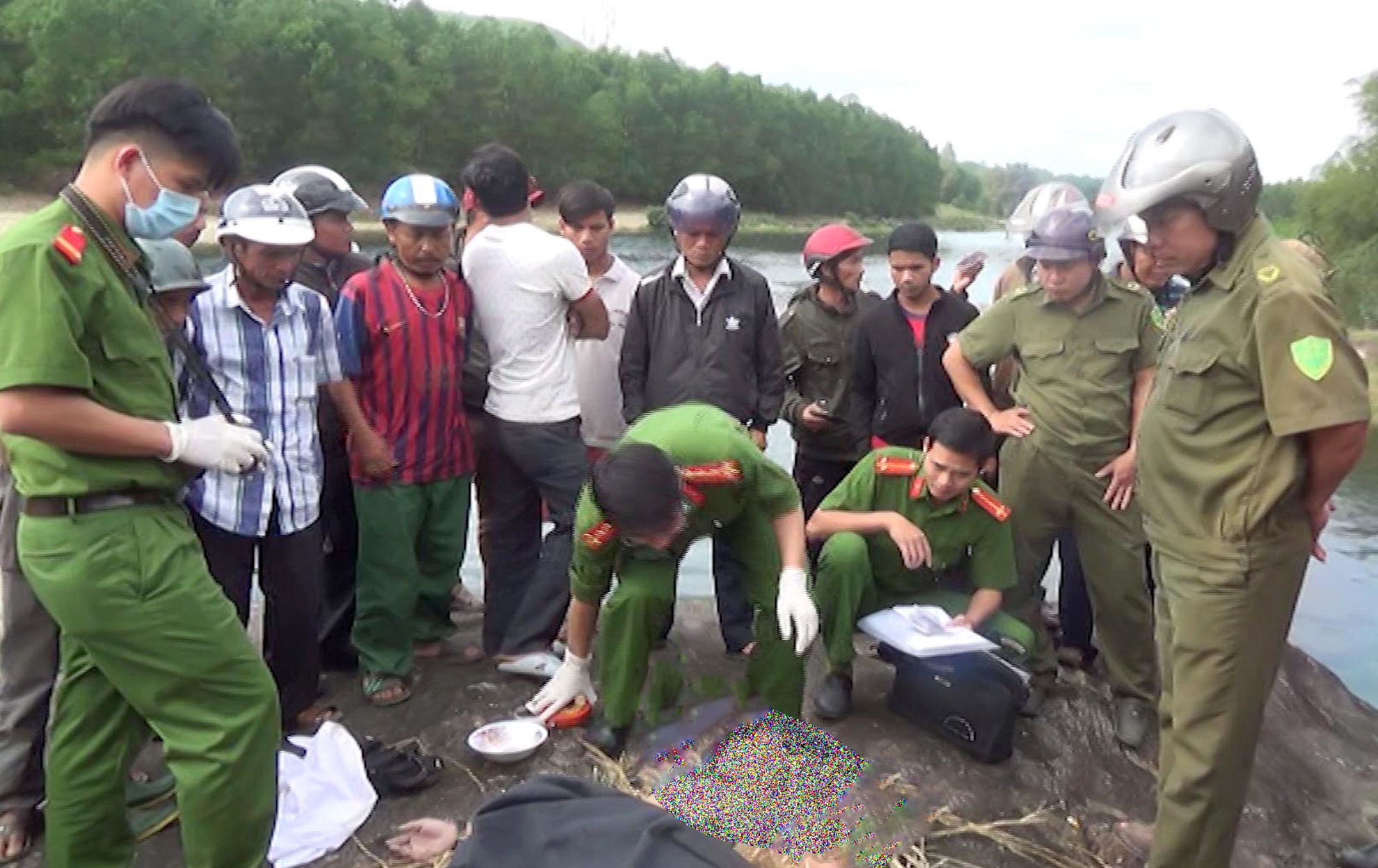 Tam song, nam sinh lop 8 roi vao vuc sau chet duoi hinh anh