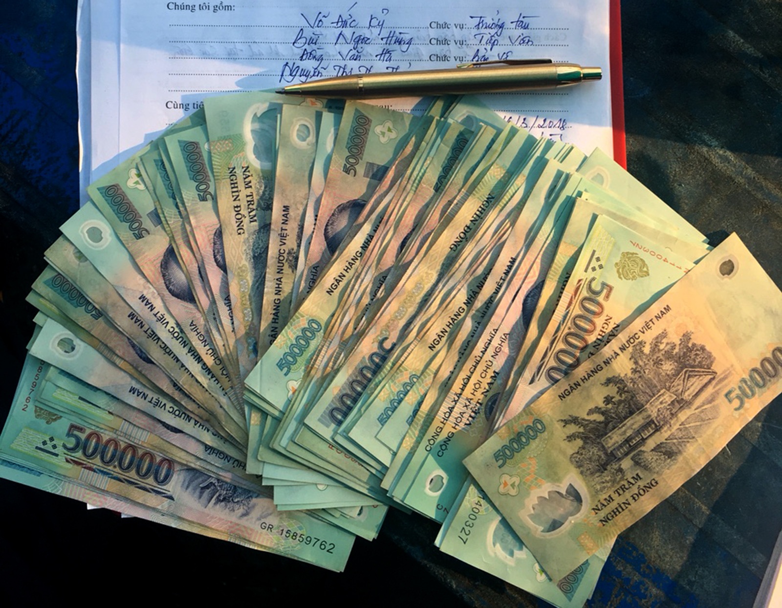 Nhan vien duong sat tra lai 37 trieu cho hanh khach bo quen hinh anh