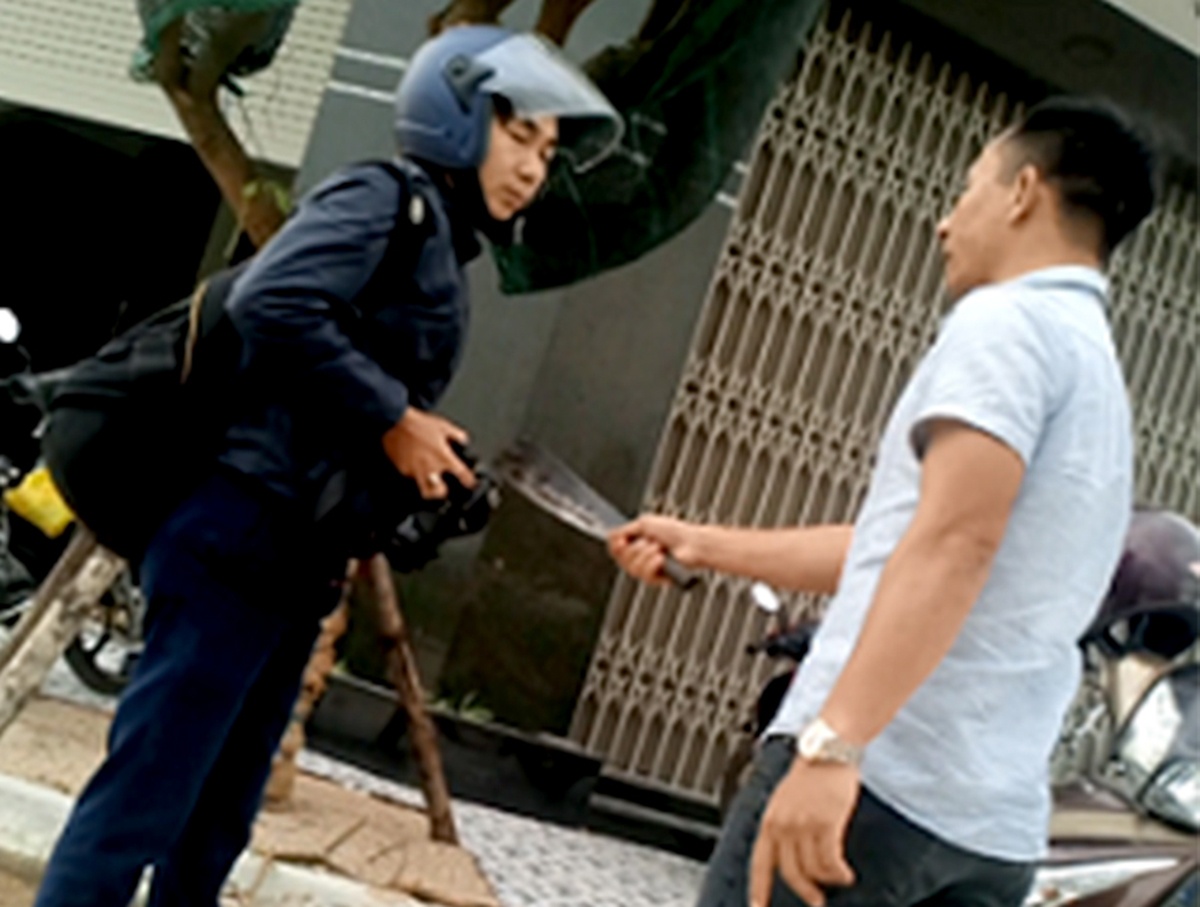 Phong vien bi hanh hung khi ghi hinh oto phong nhanh vuot au hinh anh