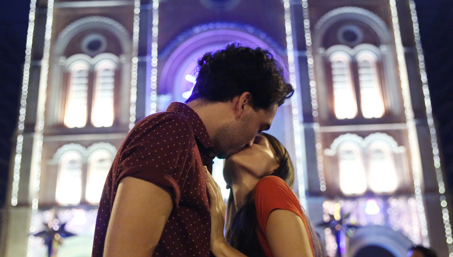 Nu hon nong chay o thoi khac Chua ra doi dem Noel hinh anh