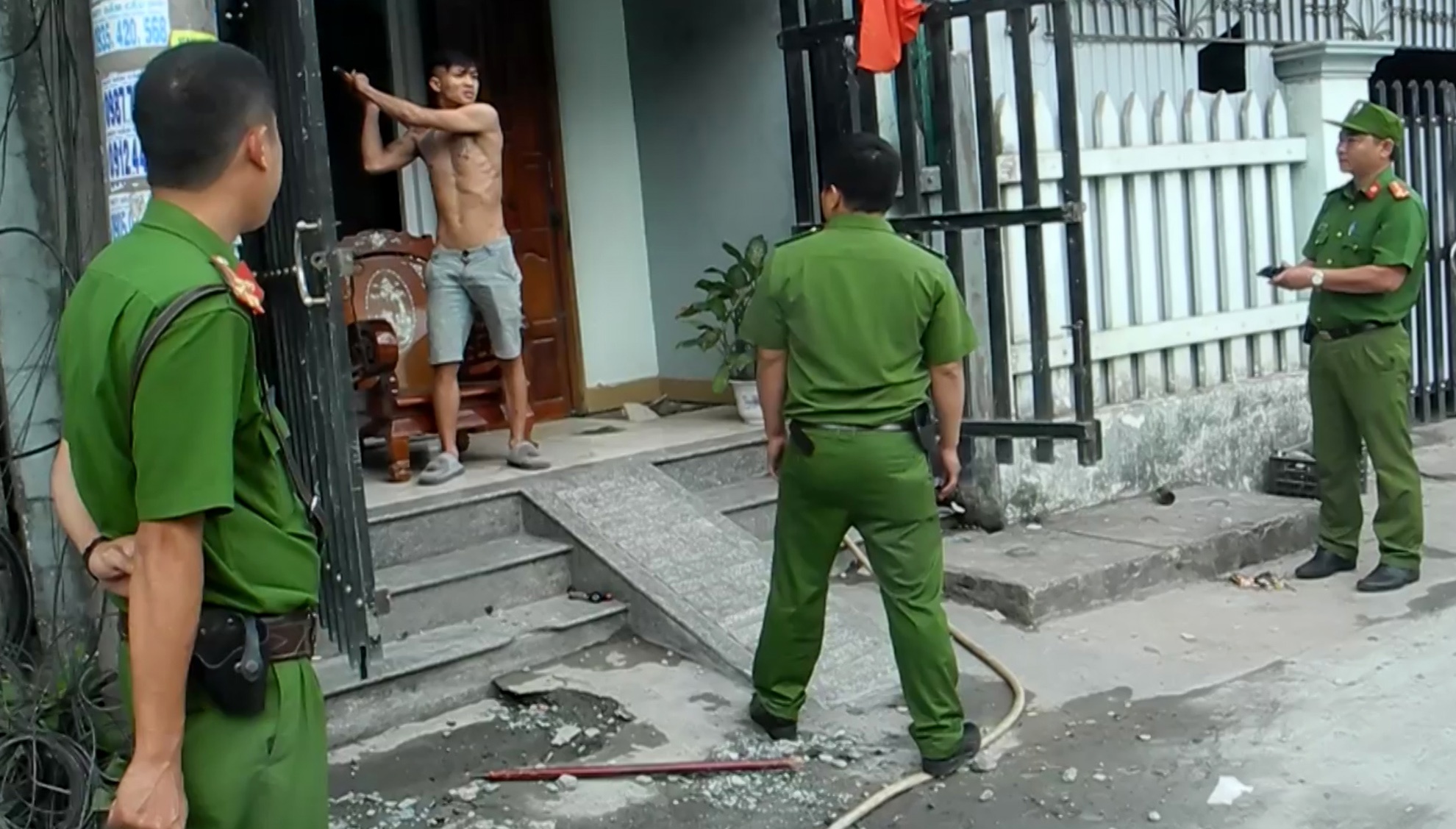 Canh sat khong che nam thanh nien ngao da dap pha tai san gia dinh hinh anh