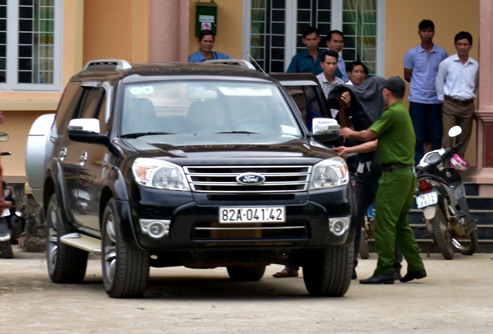 Dan giai nhom nghi pham ban chet nguoi tu Quang Ngai ve Kon Tum hinh anh