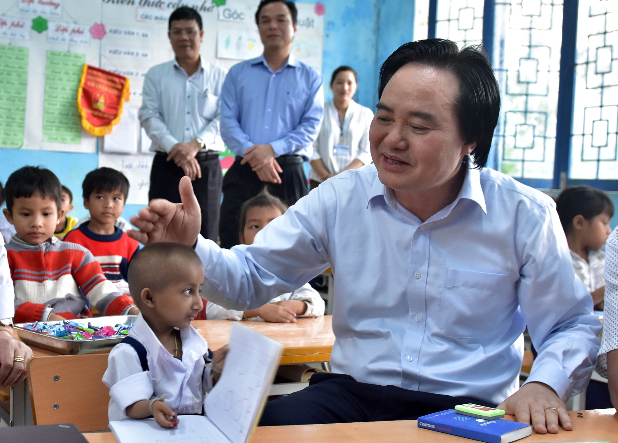 Bo truong GD&DT Phung Xuan Nha tham cau be ti hon o Quang Ngai hinh anh