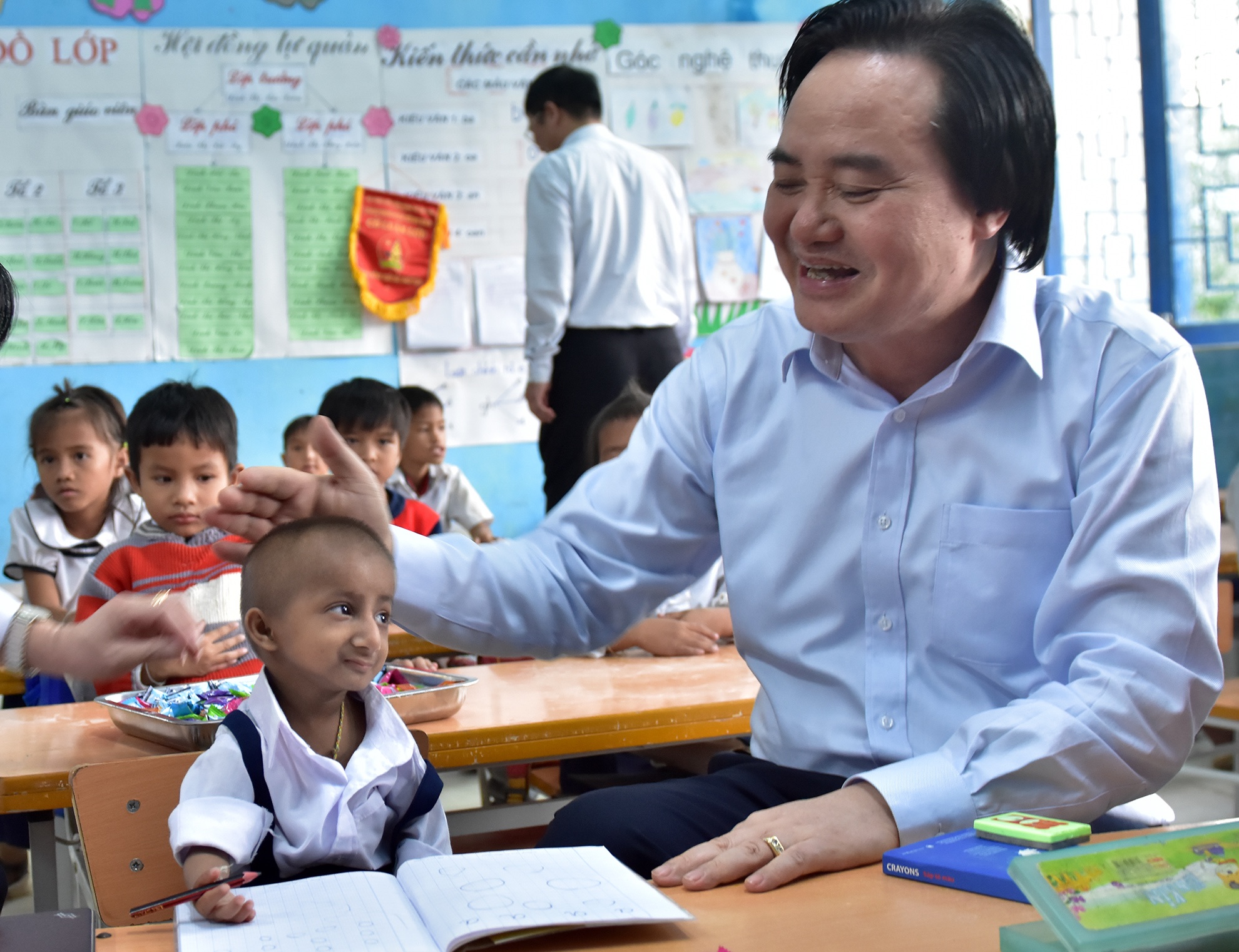 Bo truong Phung Xuan Nha xuc dong khi gap be ti hon Quang Ngai hinh anh