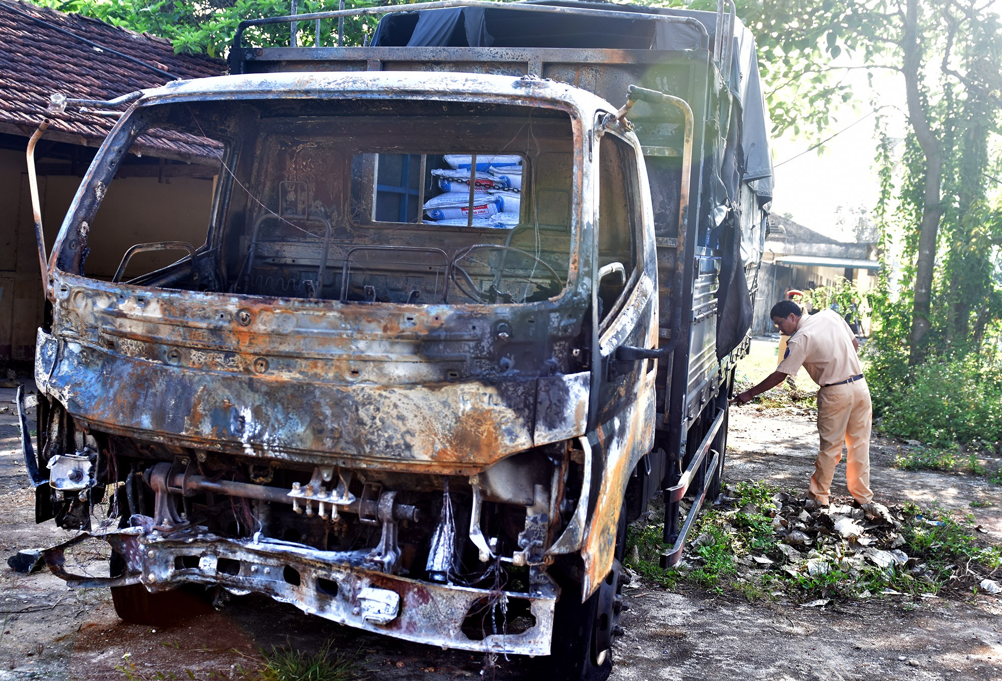 Cháy xe tải trên quốc lộ ảnh 3 Chay xe tai tren quoc lo anh 3