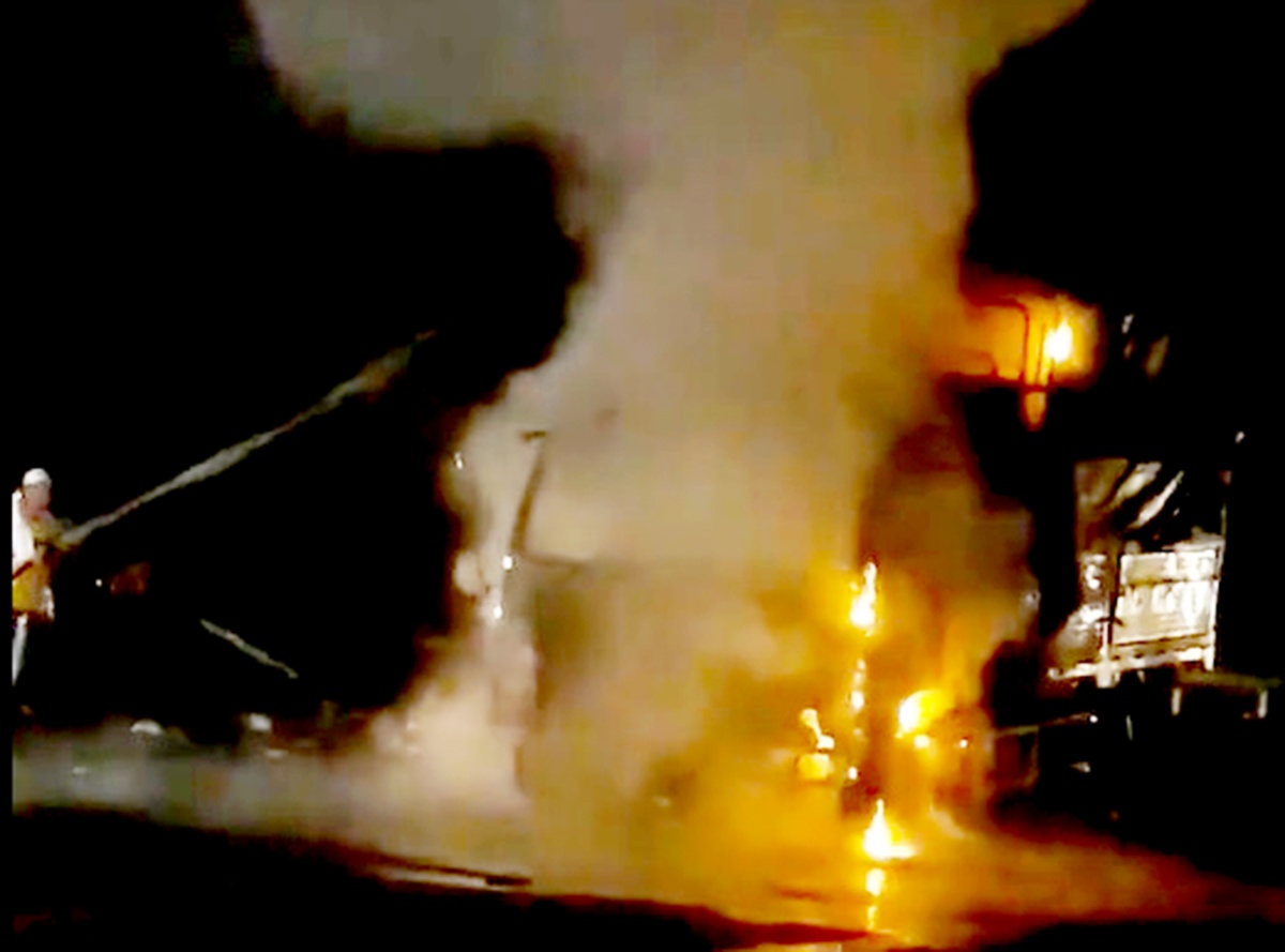 Xe may lao vao gam xe tai boc chay ngun ngut tren quoc lo hinh anh