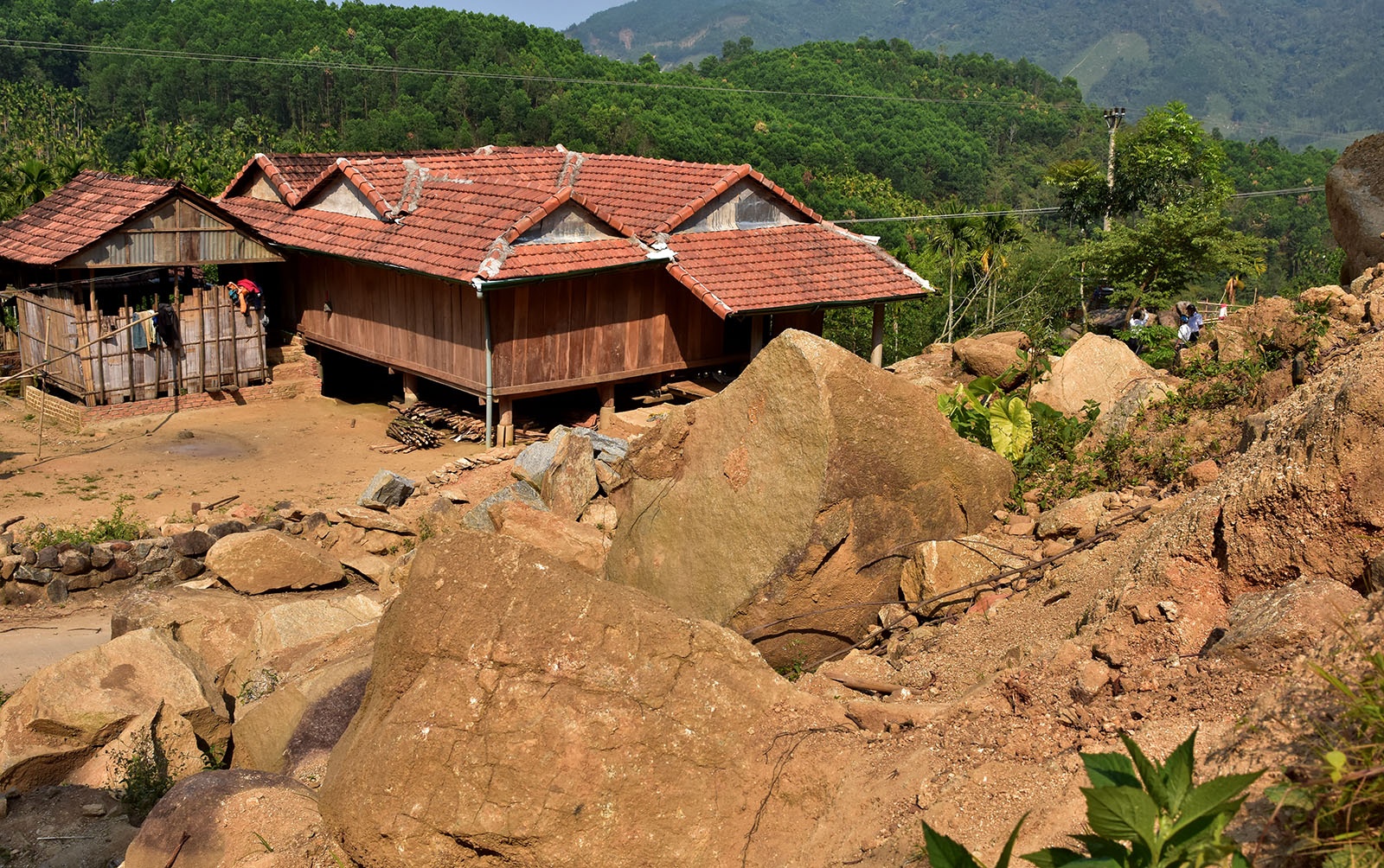 3 thang sau thien tai, hang tan da van lo lung uy hiep nguoi dan hinh anh