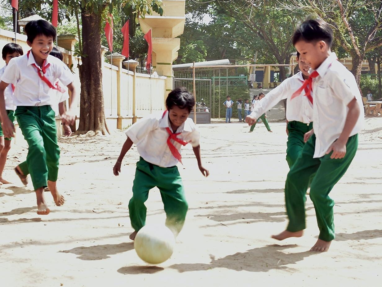 Nghi luc phi thuong cua cau be ty hon o Quang Ngai hinh anh