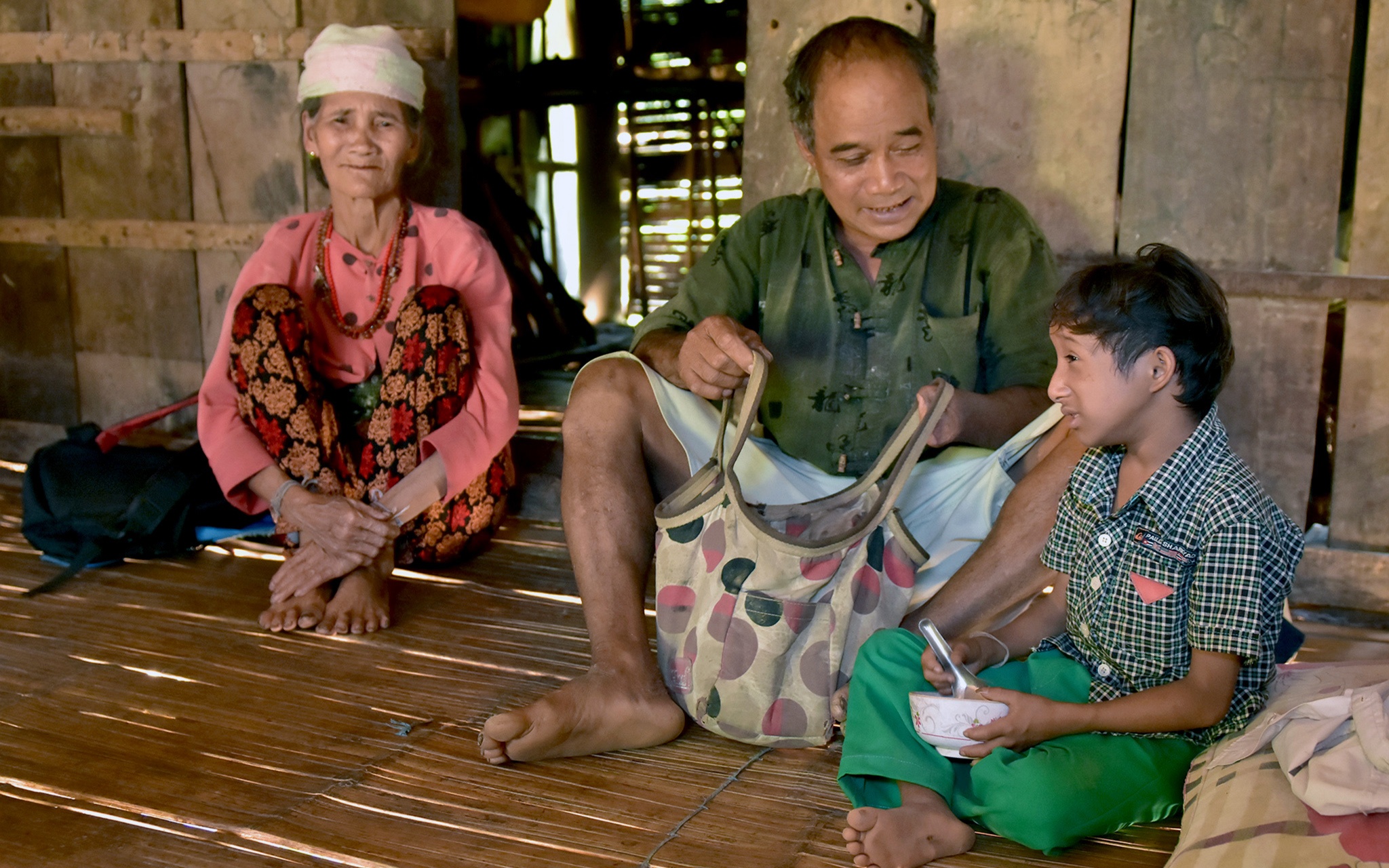 Nghi luc cau be ti hon anh 10