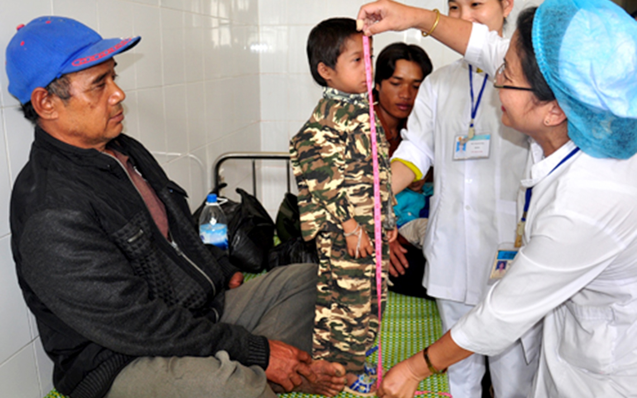 Nghi luc cau be ti hon anh 15