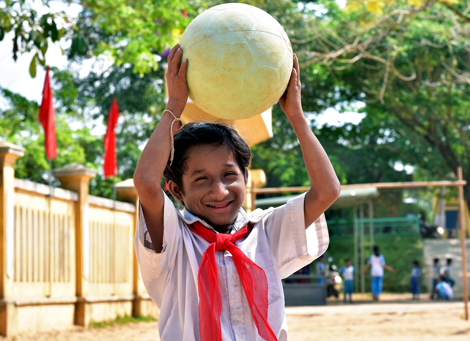 Hanh trinh vuot kho den truong cua cau be ty hon hinh anh