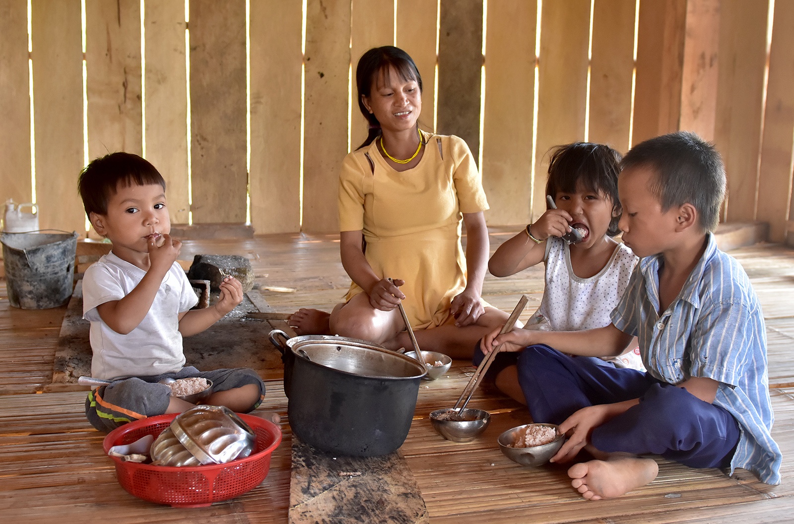 Cuoc song khon kho cua nguoi me 30 tuoi chuan bi co dua con thu 6 hinh anh