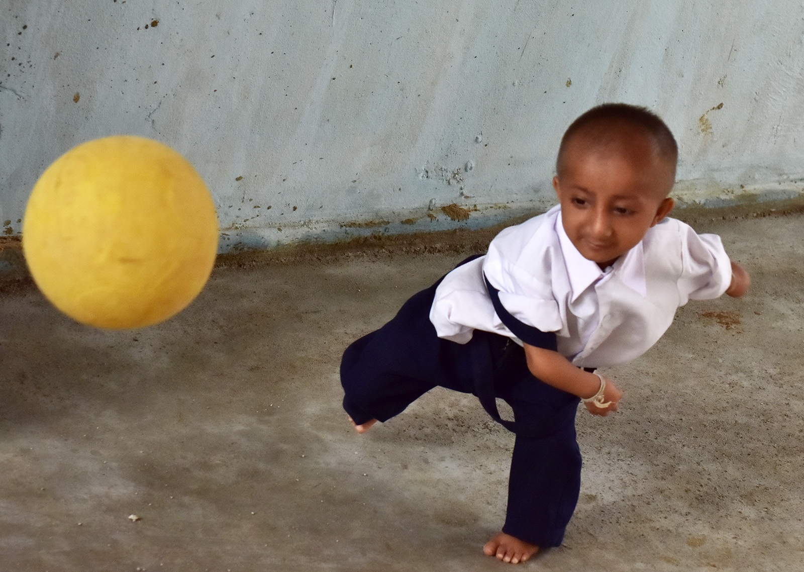 Be ty hon K'Re da bong cung ban be hinh anh