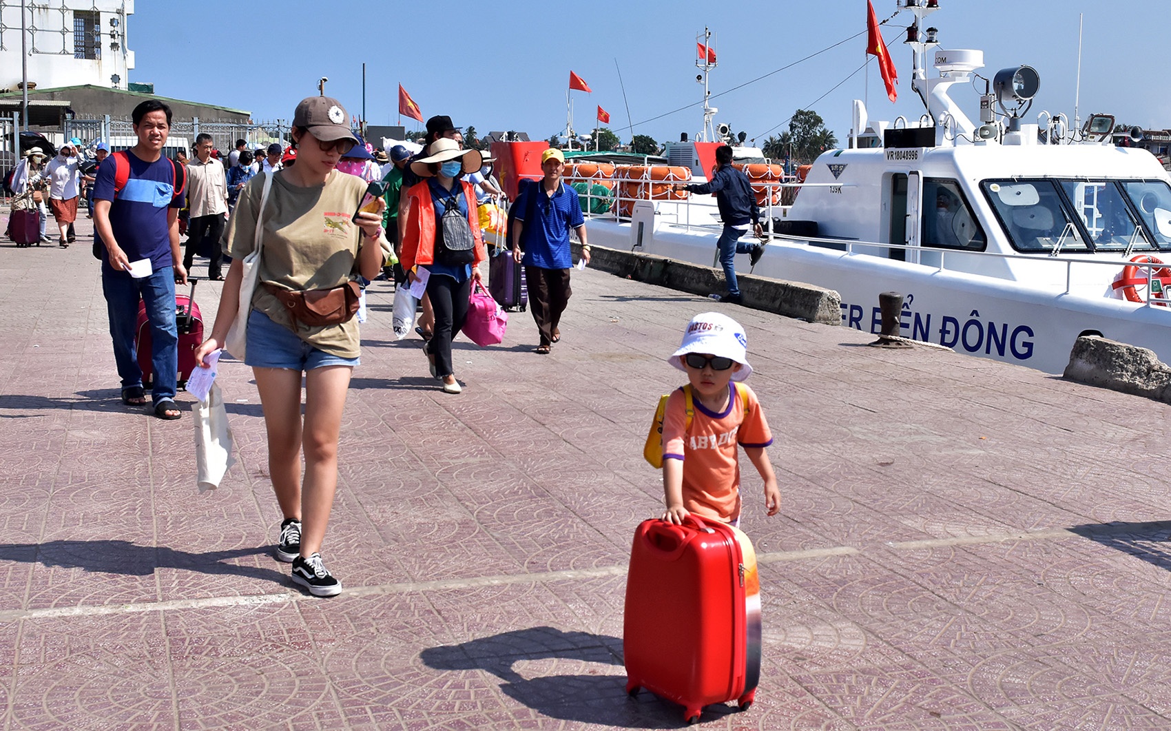 Hang nghin du khach do xo ra dao Ly Son dip le 30/4 hinh anh