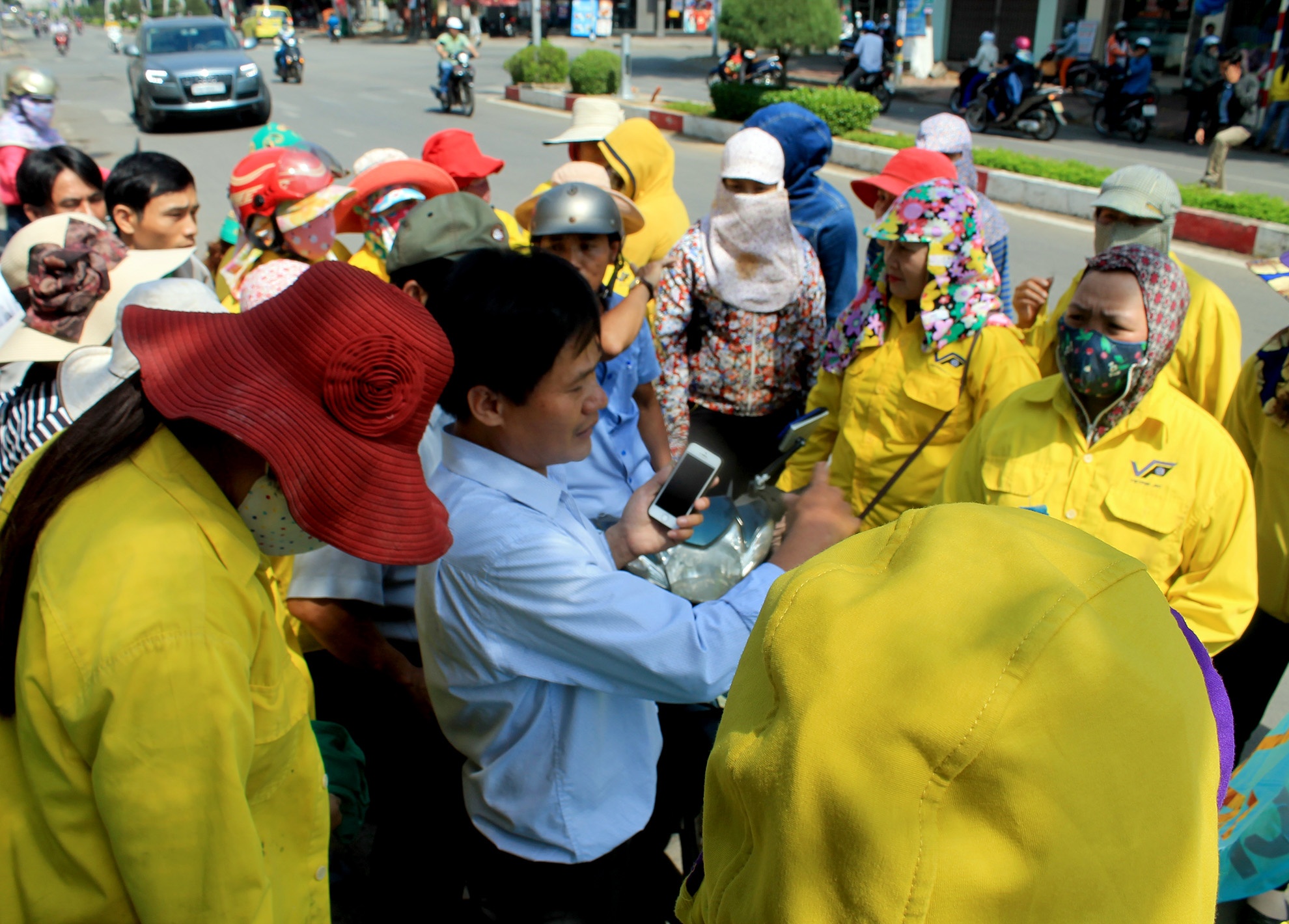 Cong nhan khieu nai doanh nghiep no hon 9 ty tien luong, bao hiem hinh anh