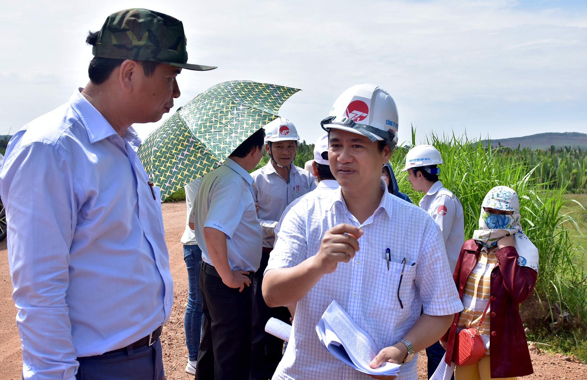 Yeu cau chu dau tu nha may giay 10.000 ty den bu thiet hai cho dan hinh anh
