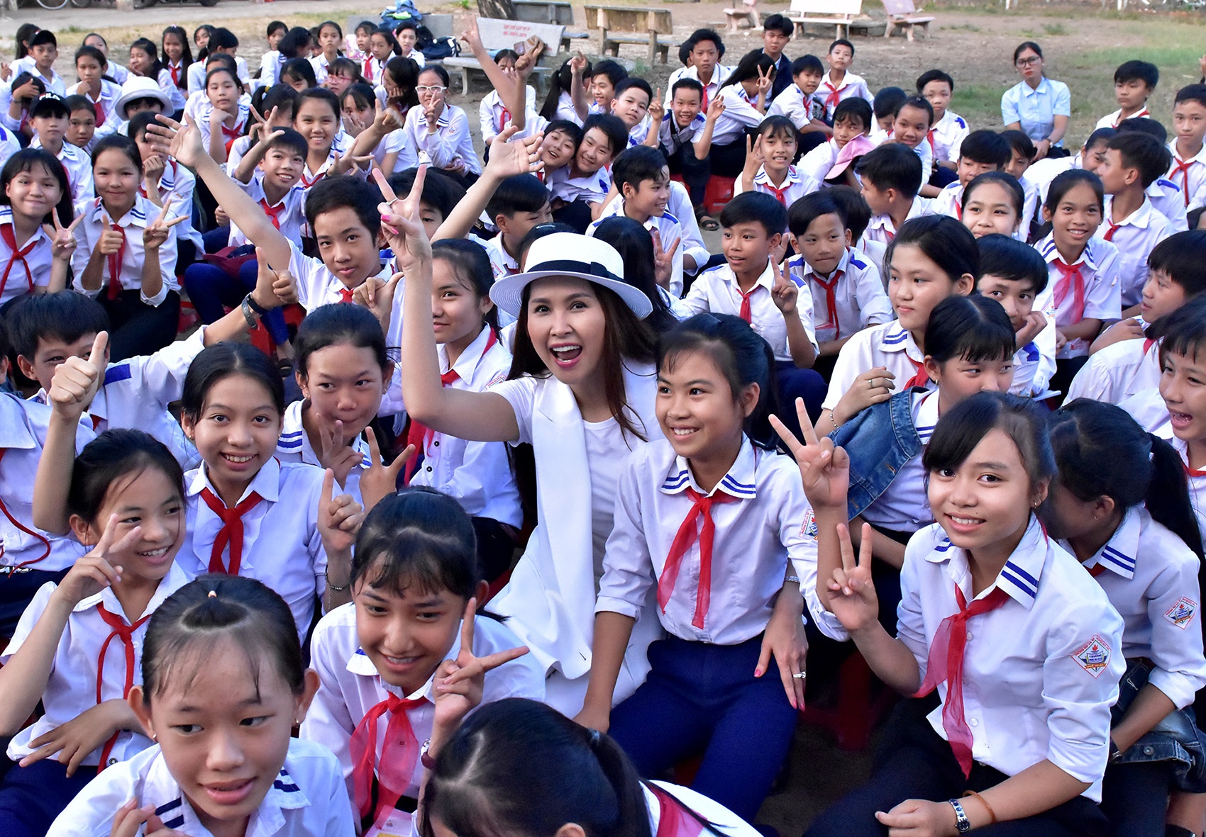 Hoc sinh Quang Ngai vo oa niem vui giao luu voi dien vien Minh Thu hinh anh