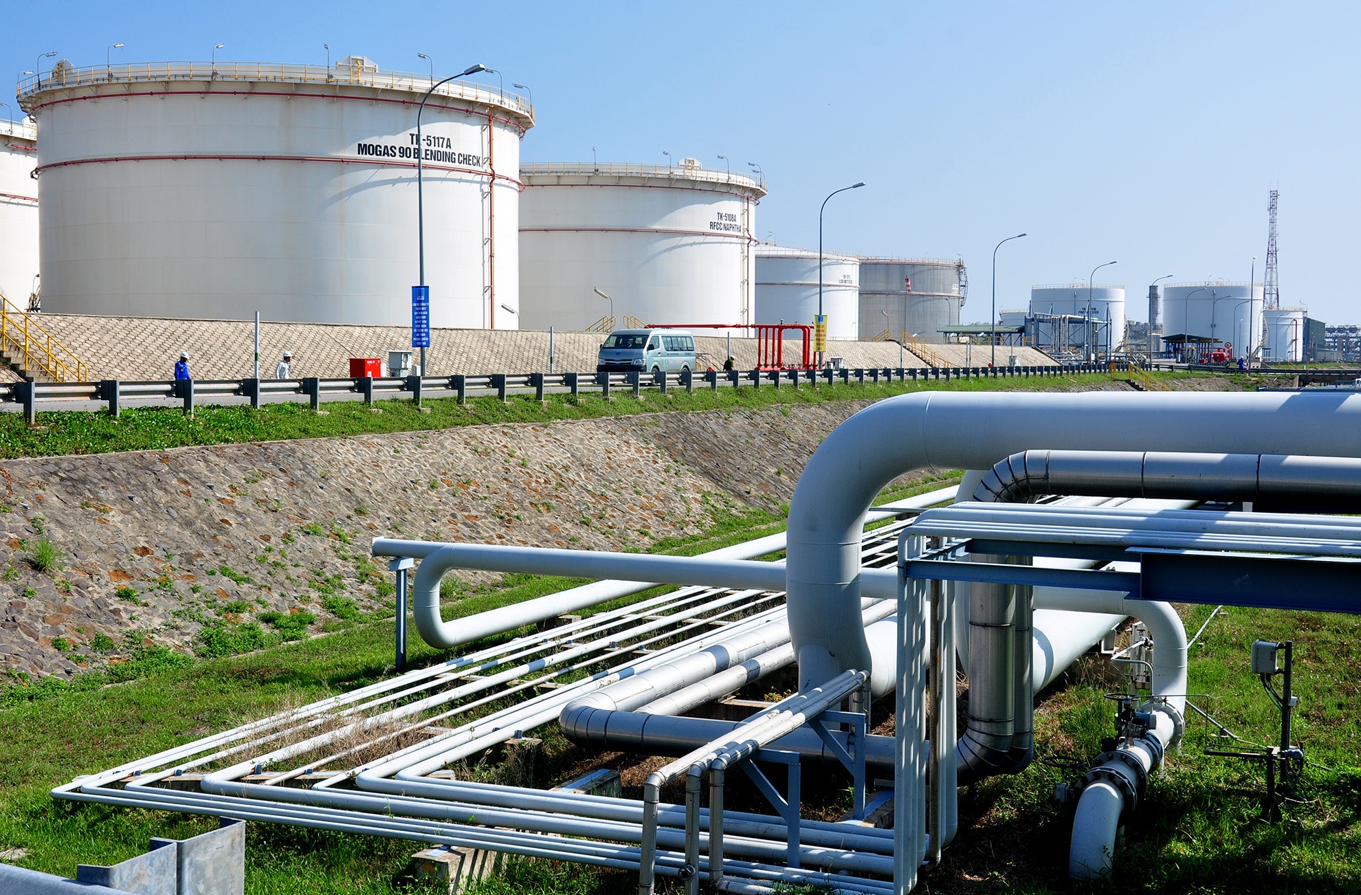 Nha may loc dau Dung Quat anh 2