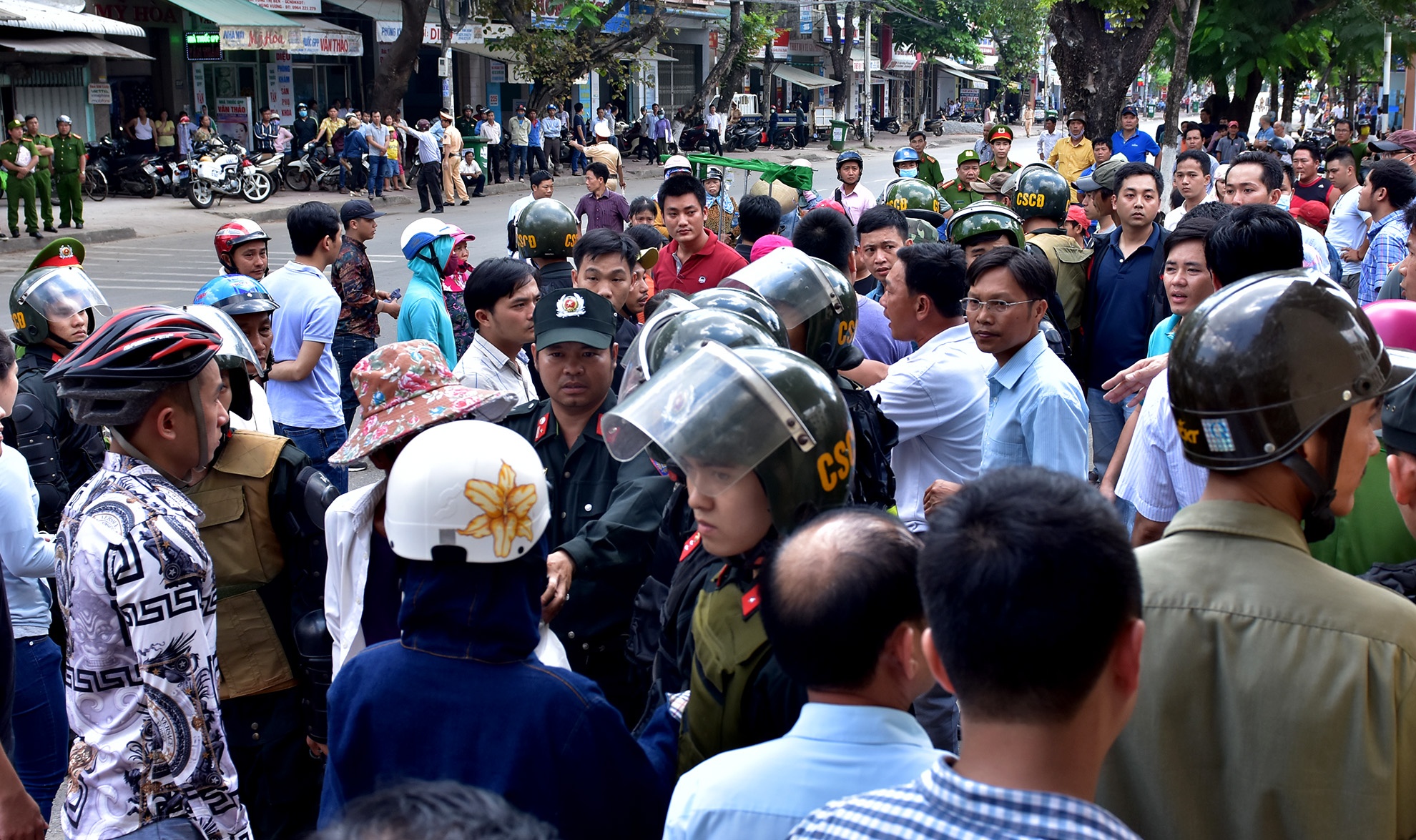 Nhieu nguoi tu tap truoc tru so Cong an Quang Ngai hinh anh