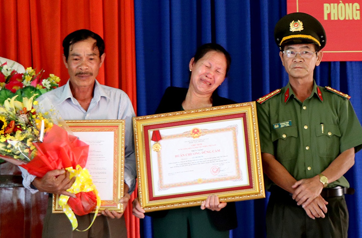 Truy tang huan chuong dung cam cho chien si cong an cuu nguoi hinh anh