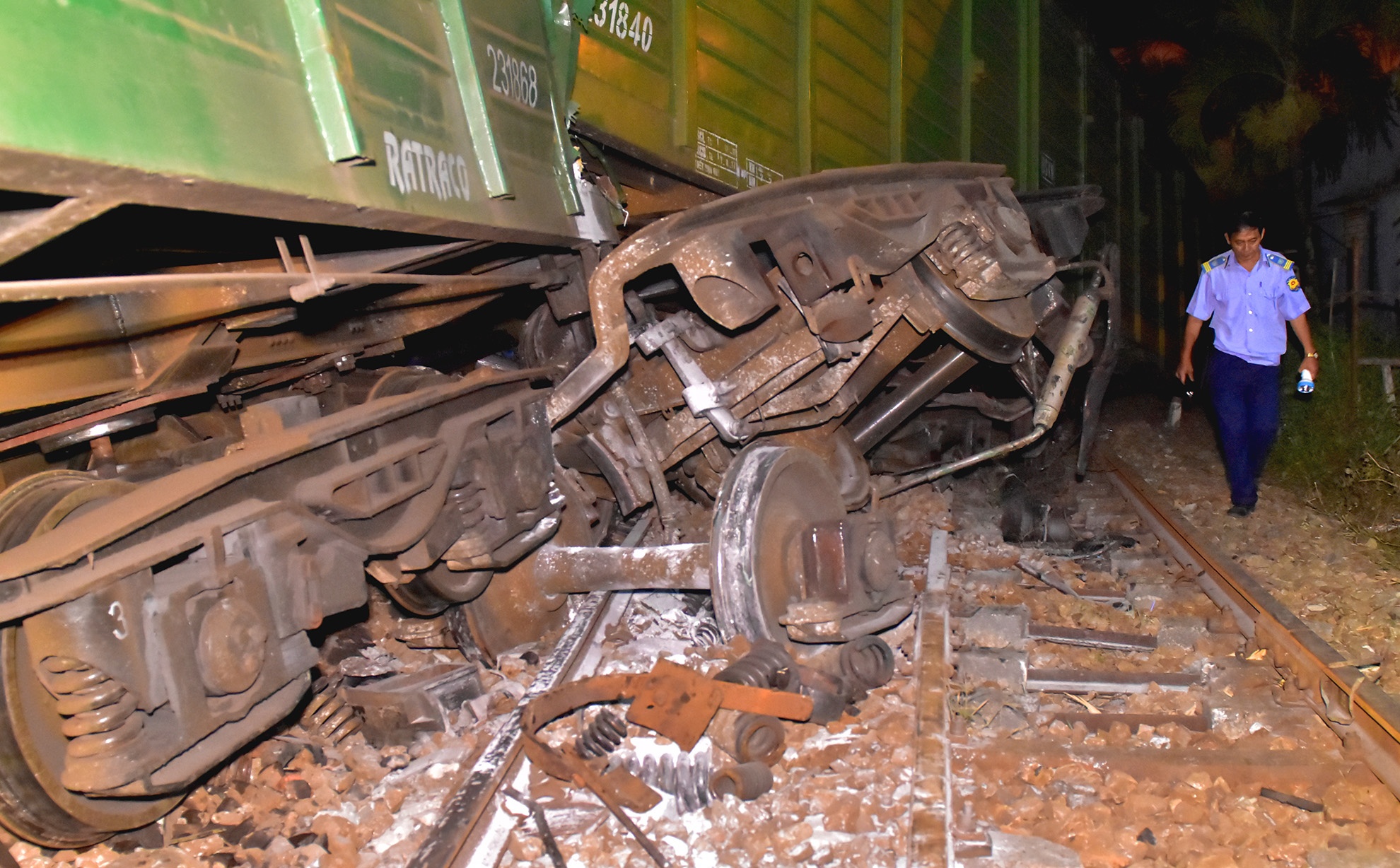 Lap tram trung chuyen sau vu 2 tau hang tong nhau o Quang Nam hinh anh