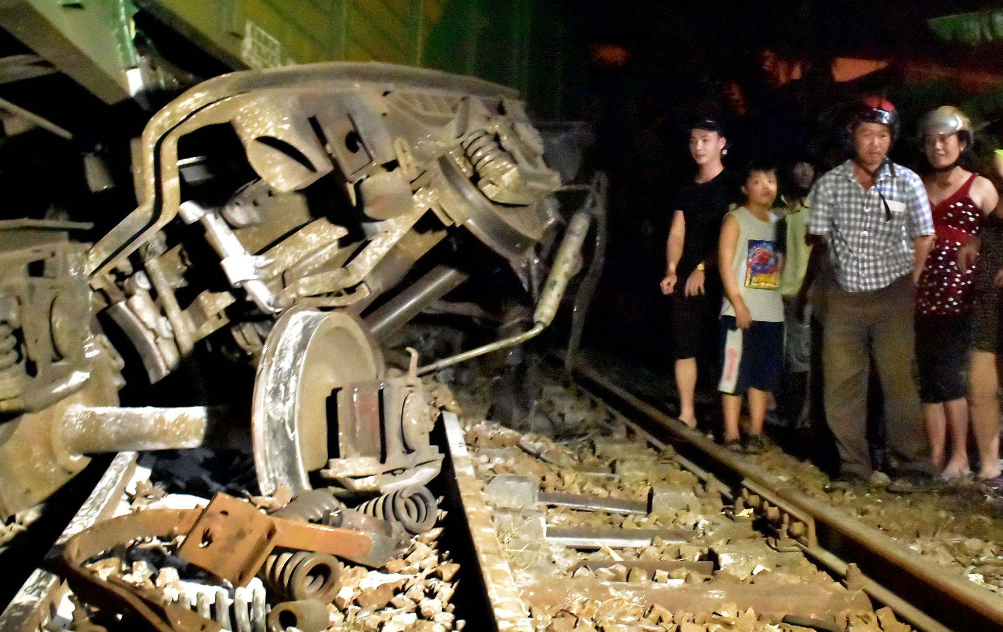 Lung tung cuu ho 2 doan tau tong nhau o Quang Nam hinh anh