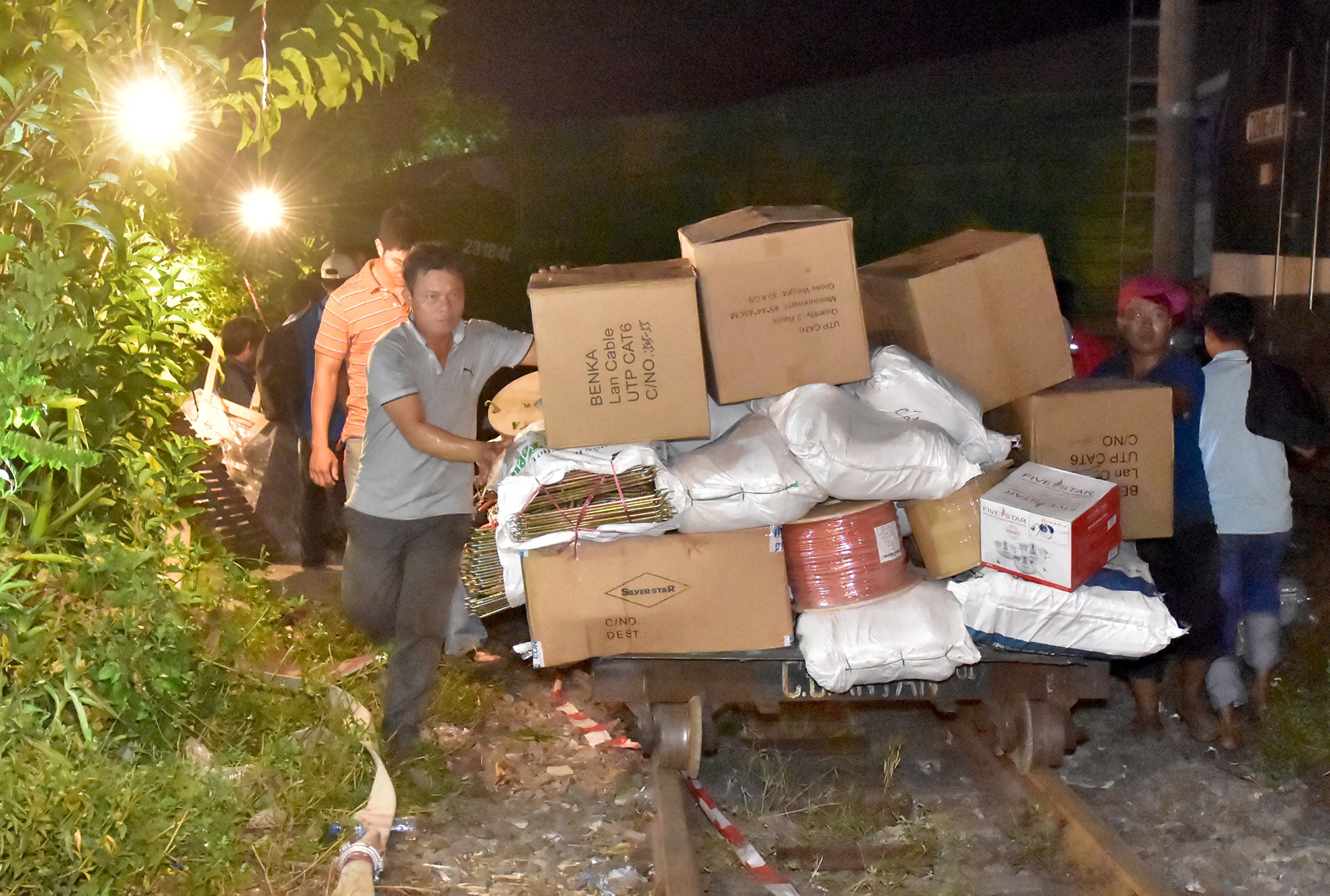 Hai tàu hàng tông Quảng Nam ảnh 4 Hai tau hang tong Quang Nam anh 4