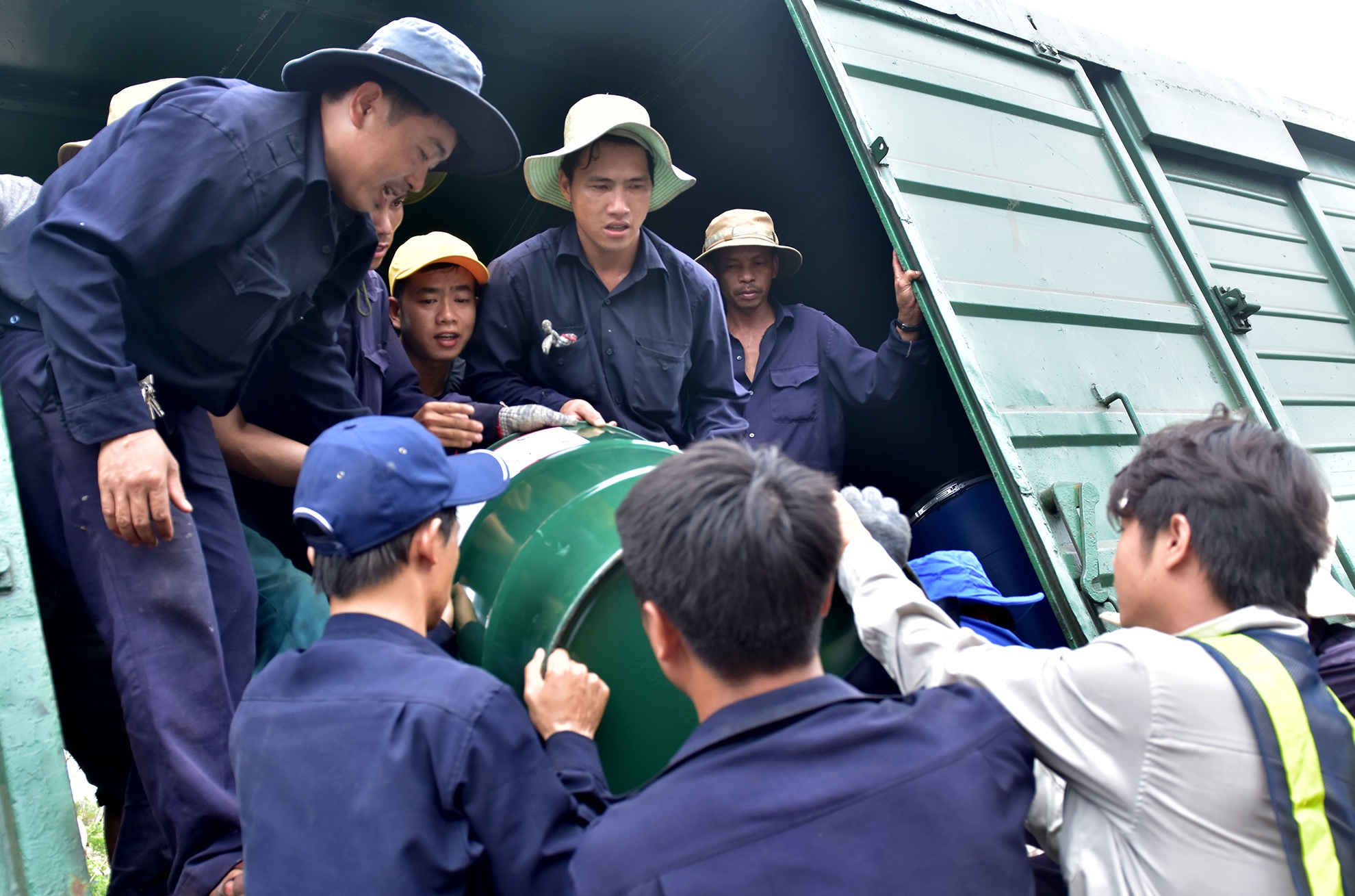 Hai tàu hàng tông Quảng Nam ảnh 5 Hai tau hang tong Quang Nam anh 5