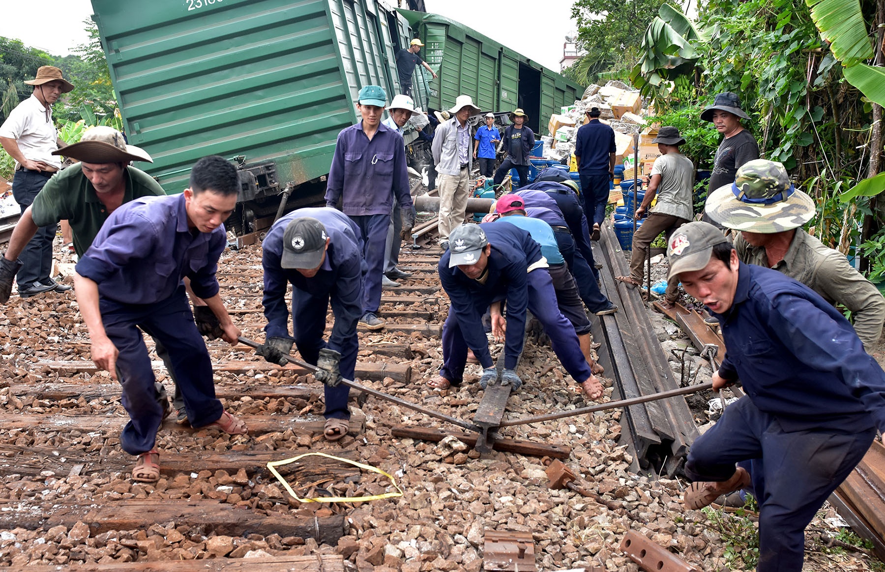 Cuu ho suot ngay dem hai tau tong nhau o Quang Nam hinh anh