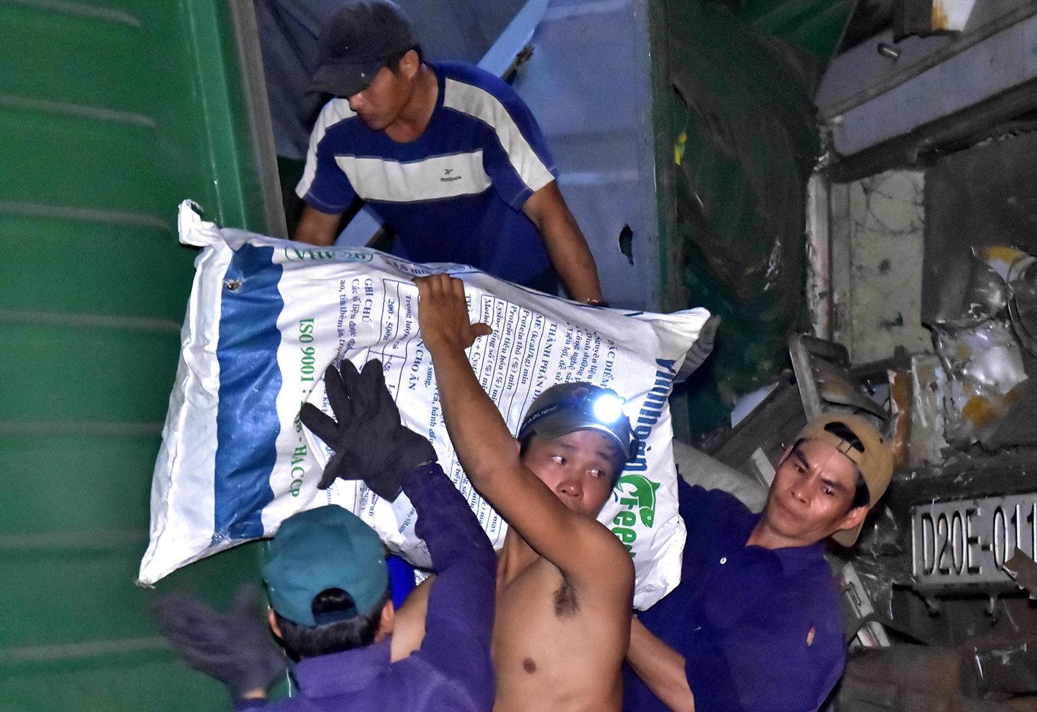 Trang dem cuu ho hai tau hang tong nhau o Quang Nam hinh anh