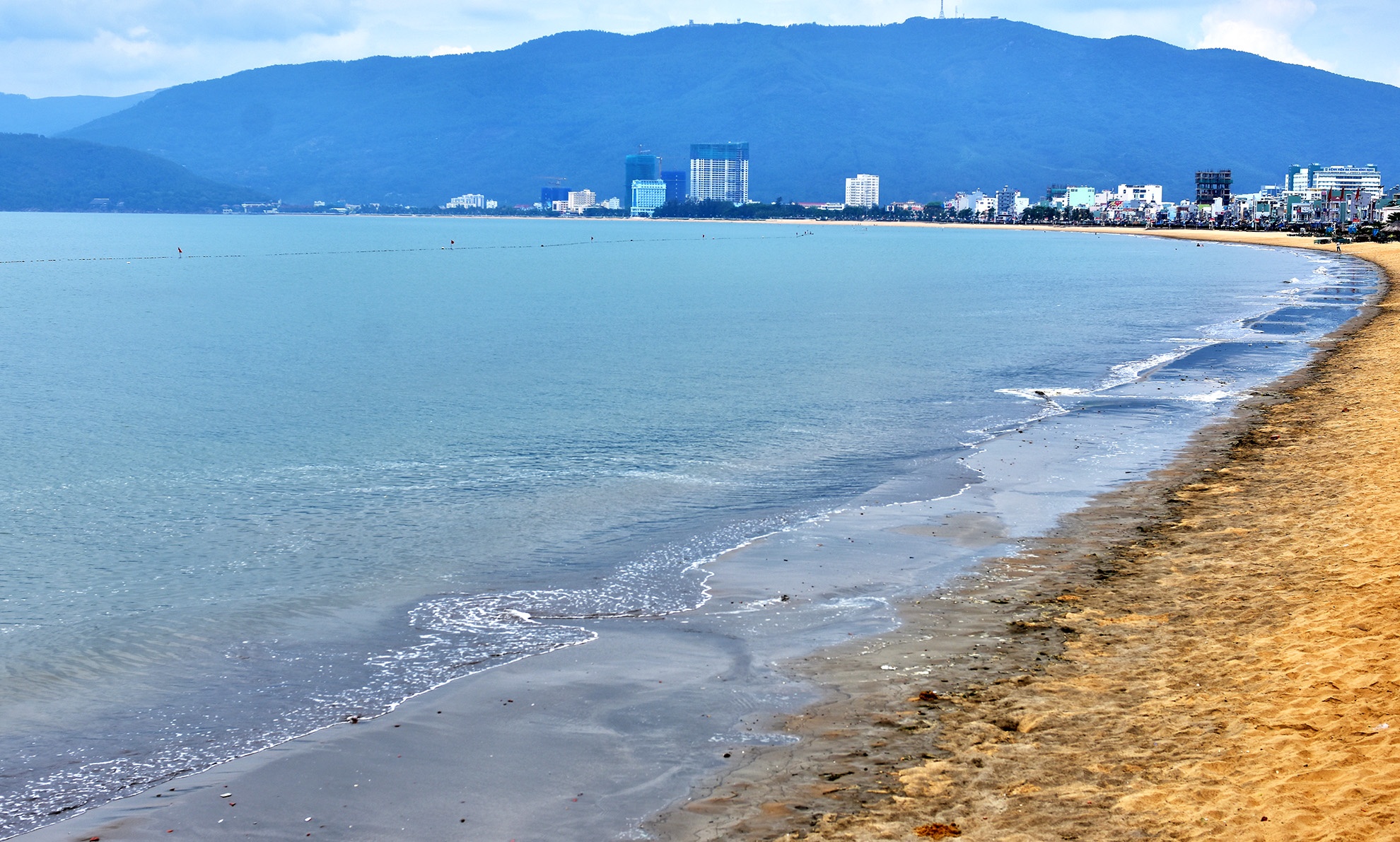 Biển Quy Nhơn bị nhuộm đen ảnh 1 Bien Quy Nhon bi nhuom den anh 1