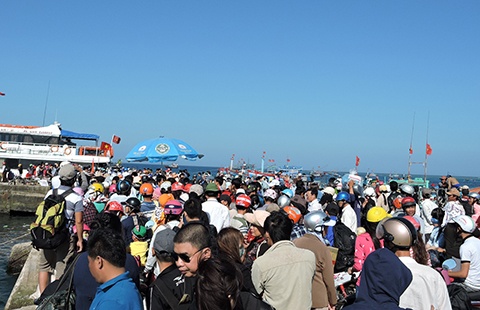 Hon 2.000 du khach bi ket o dao Ly Son do thoi tiet xau hinh anh