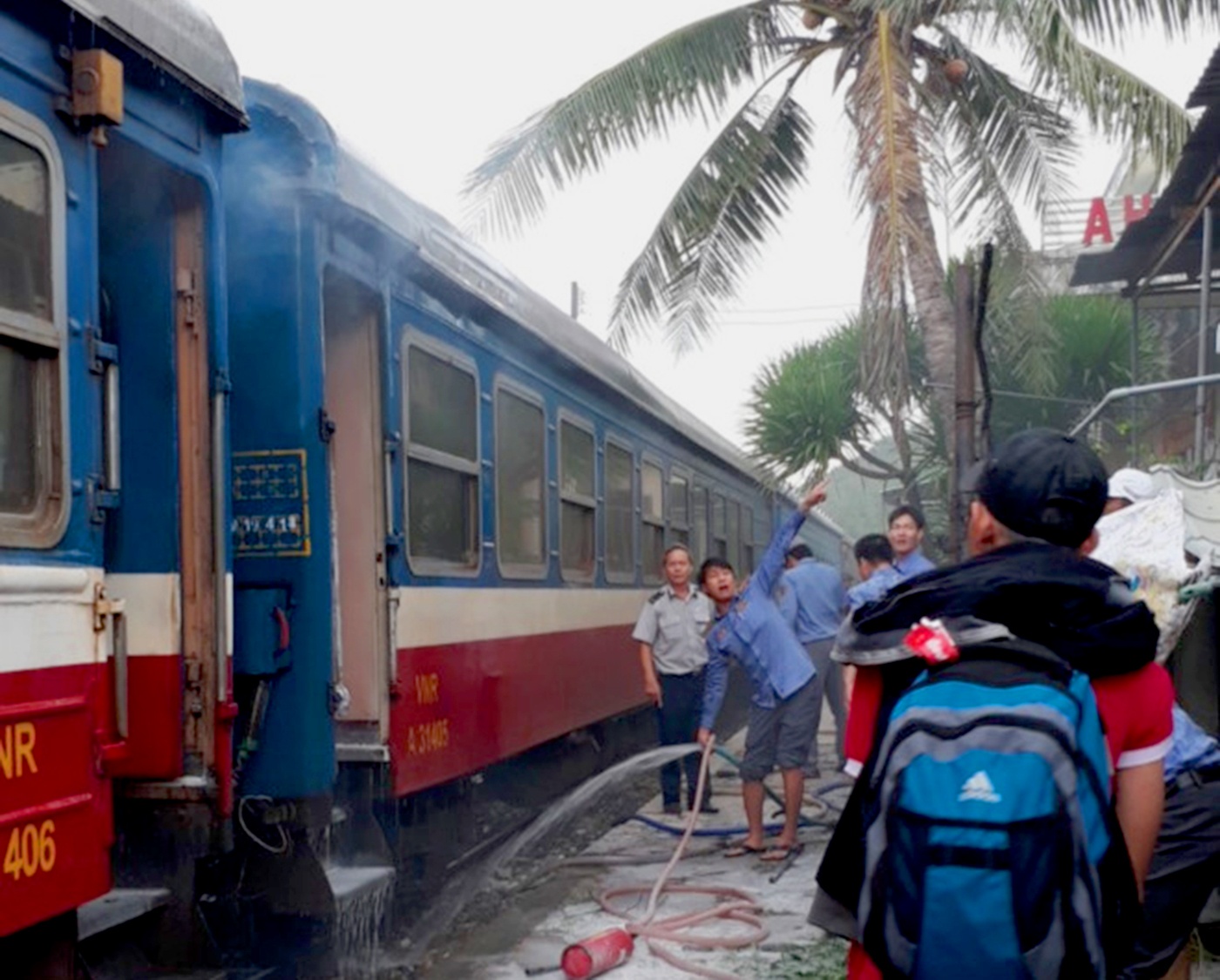 Chay toa tau du lich, hang tram hanh khach hot hoang hinh anh