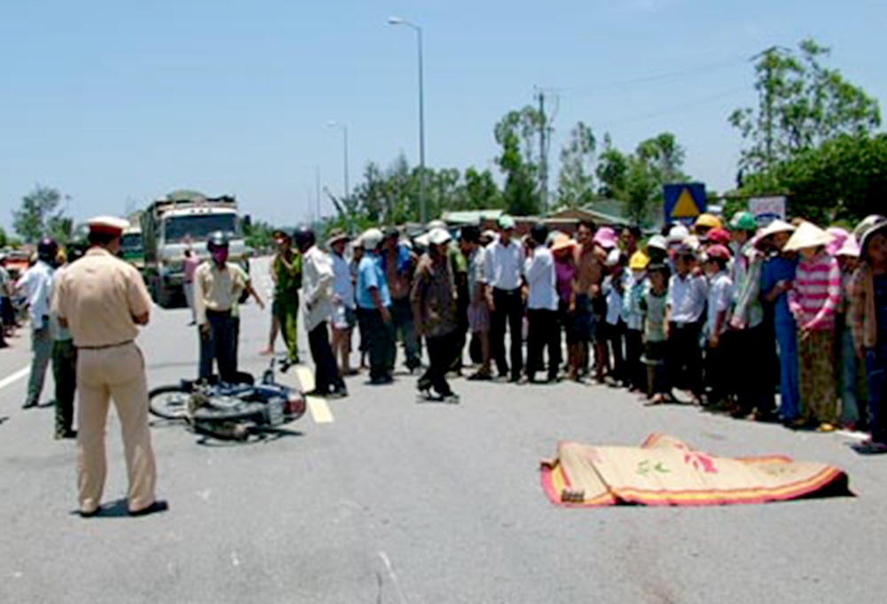 Noi kinh hoang xe cho dam go cua nguoi dan Quang Ngai hinh anh