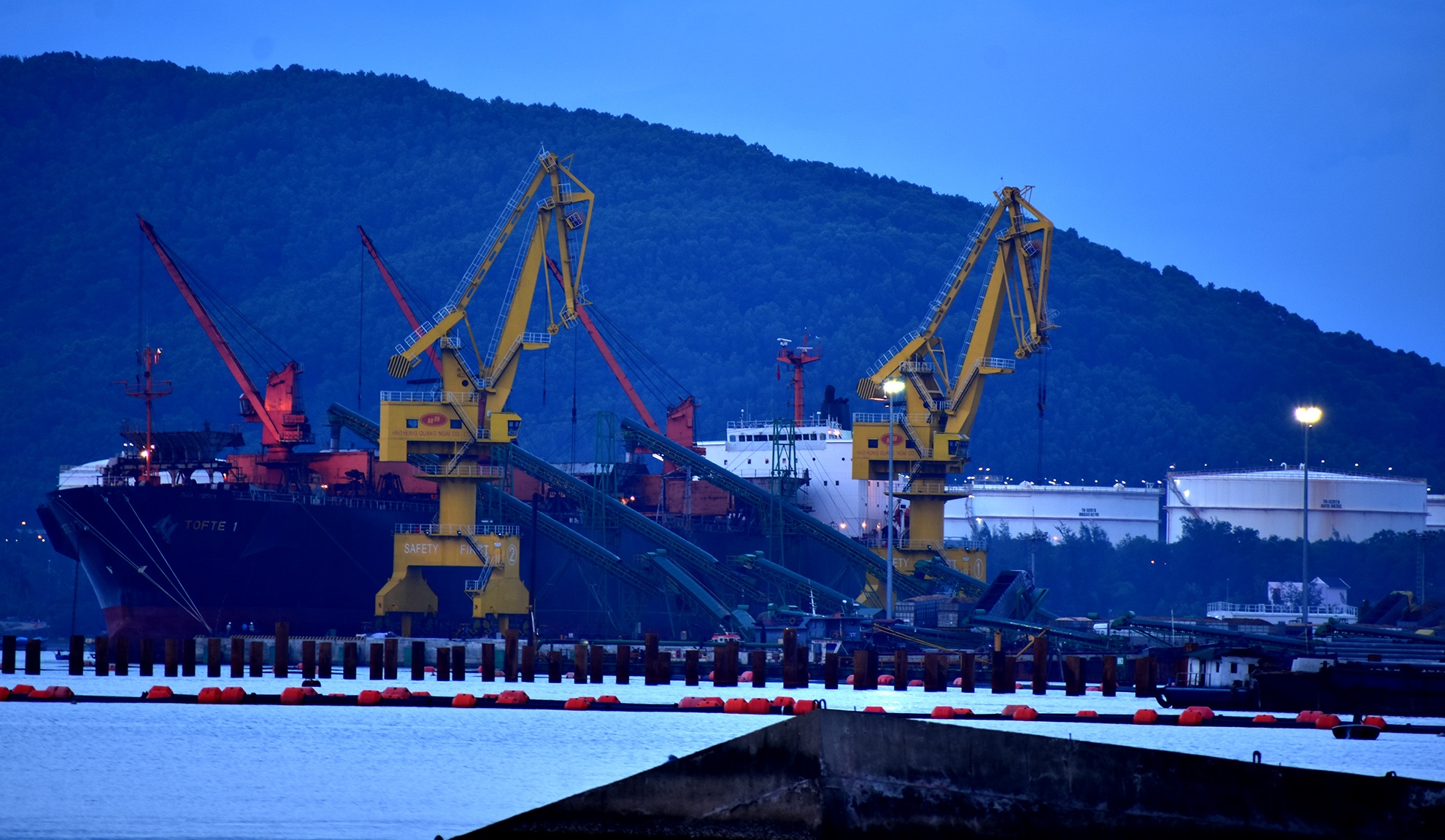 Khan truong khai quat tau co dam o Quang Ngai hinh anh