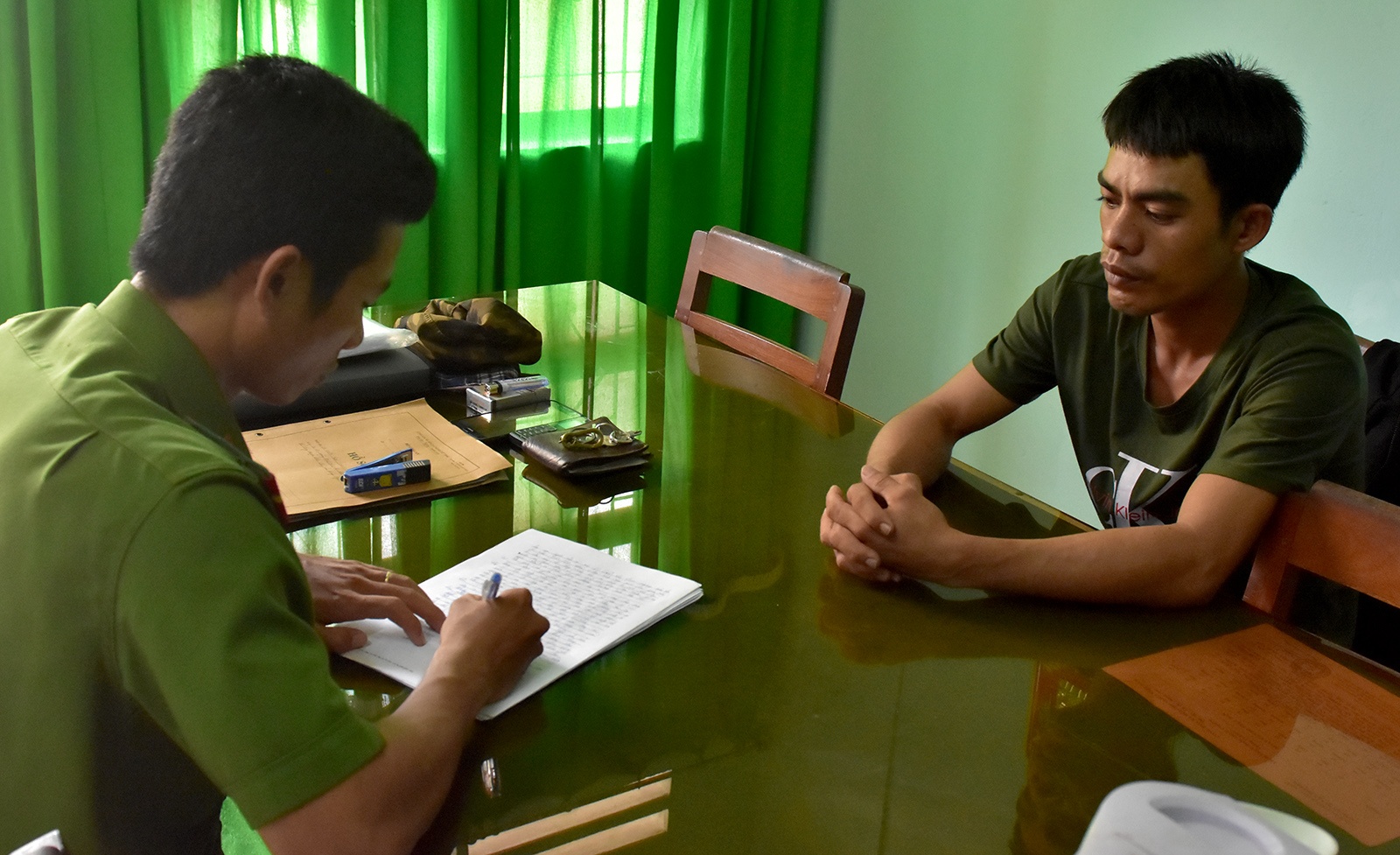 Loi khai cua nghi can dung sung do choi cuop tai san hinh anh