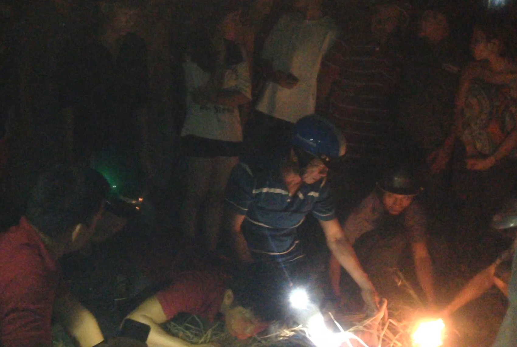 2 nam sinh duoi nuoc tu vong khi tam bien hinh anh