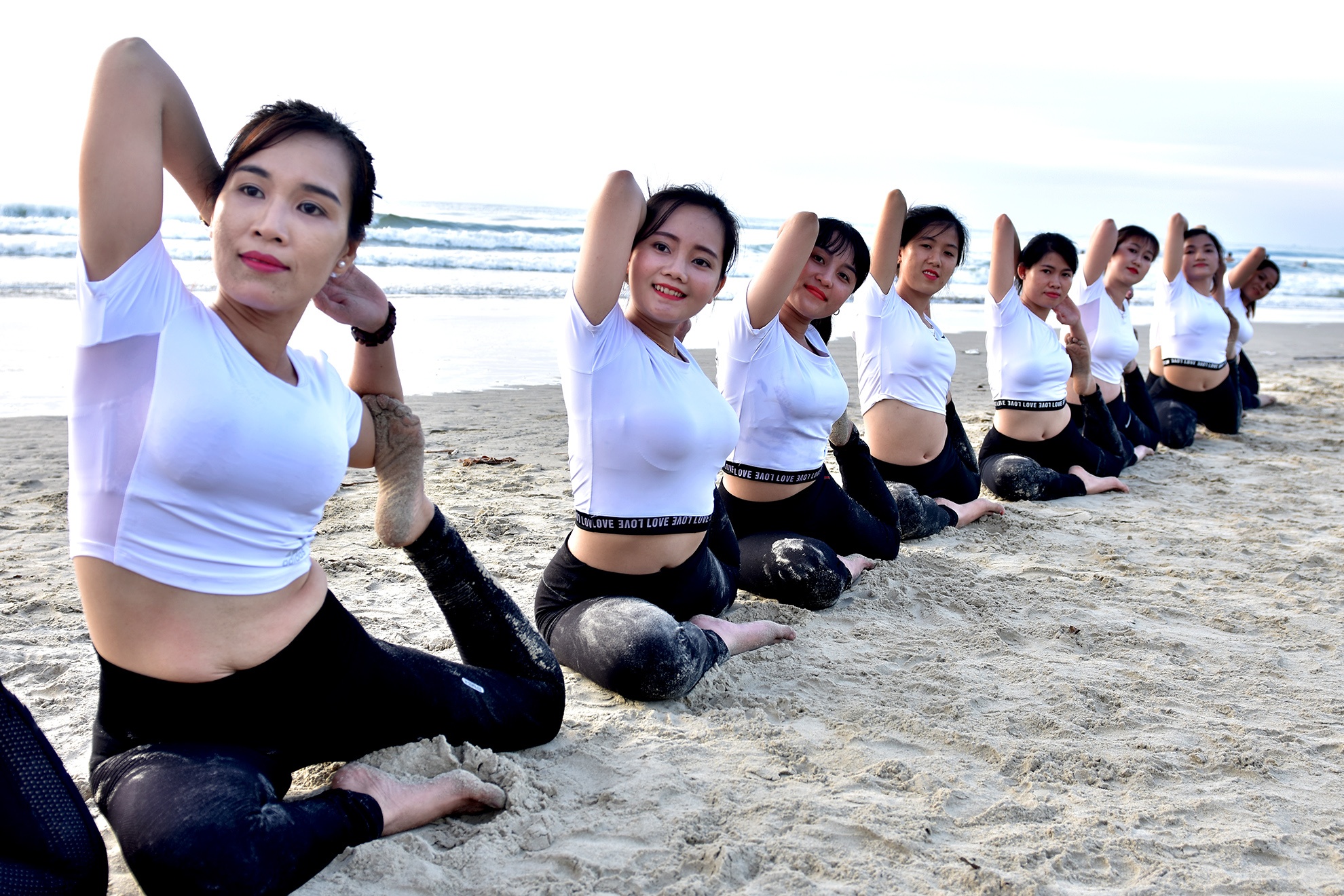 Tap yoga ben bai bien noi tieng Quang Ngai hinh anh