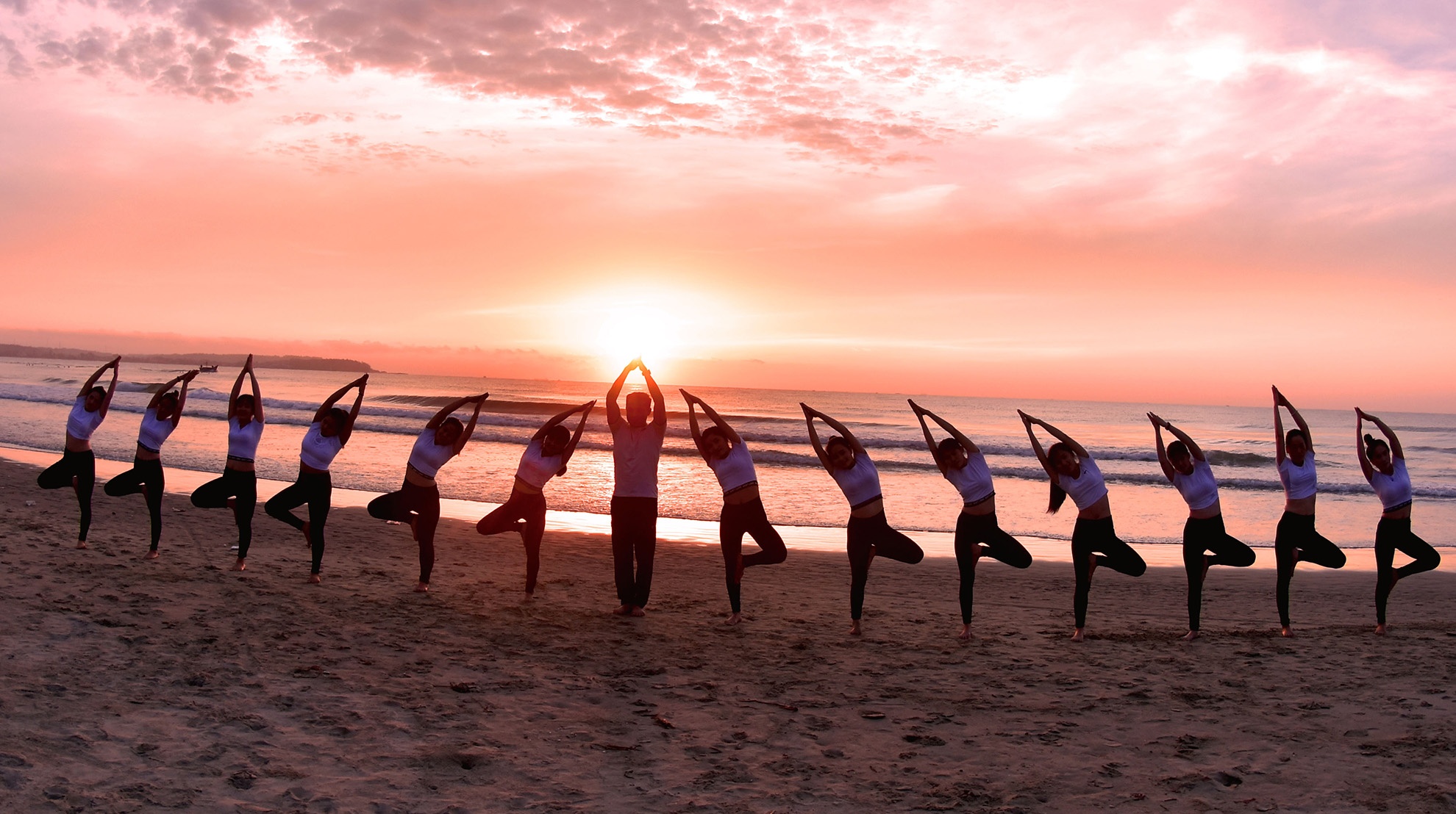 Chiem nguong ve dep Yoga binh minh ben bai bien Quang Ngai hinh anh