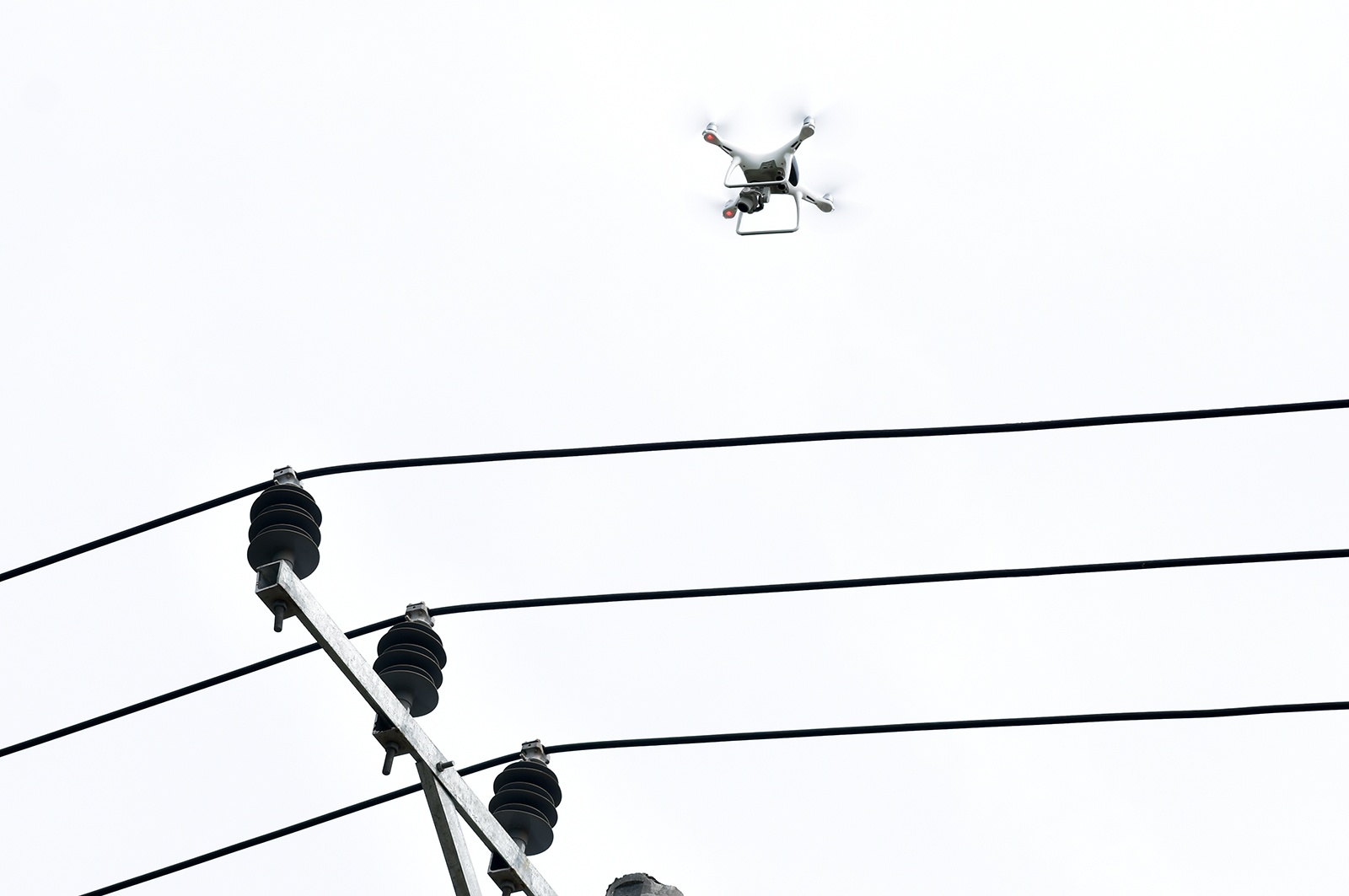 Nganh dien dung flycam kiem tra loi ky thuat hinh anh