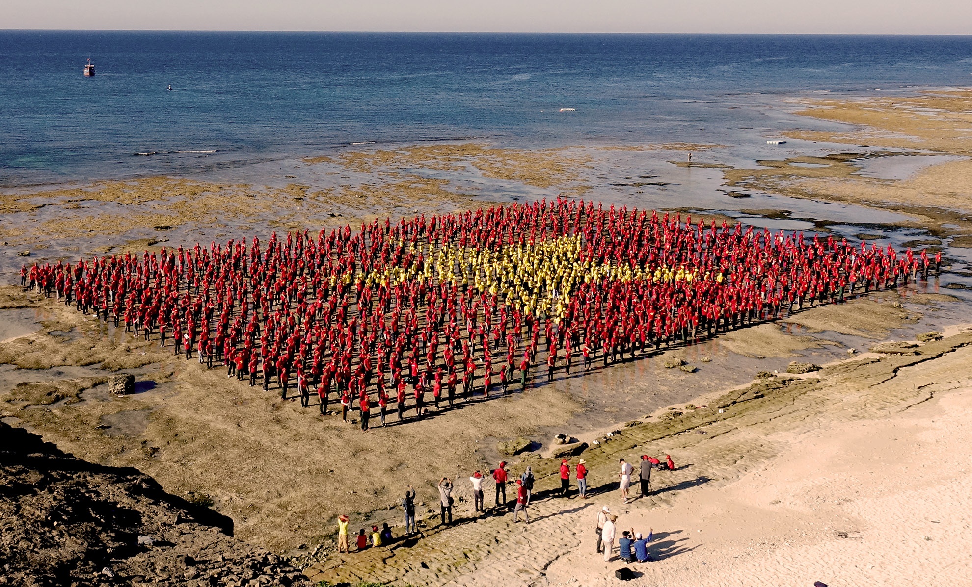 3.000 nguoi xep co To quoc tren dao Ly Son xac lap ky luc Viet Nam hinh anh