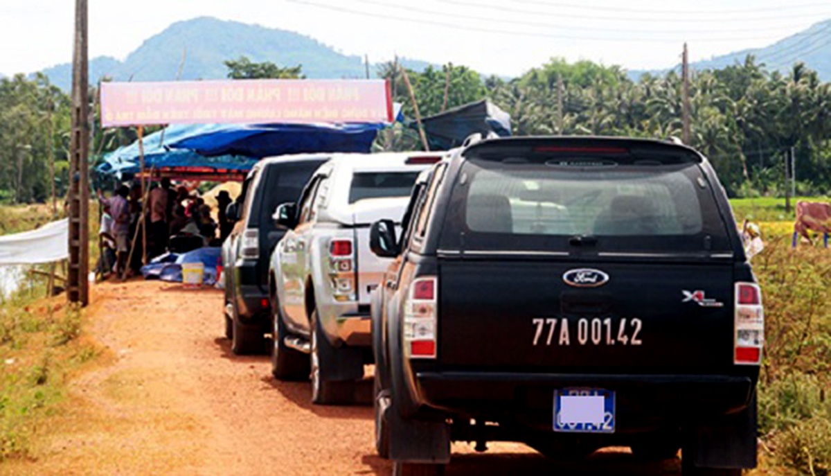 Dan Binh Dinh tra lai ba oto cong vu sau 1 tuan 'giam long' hinh anh