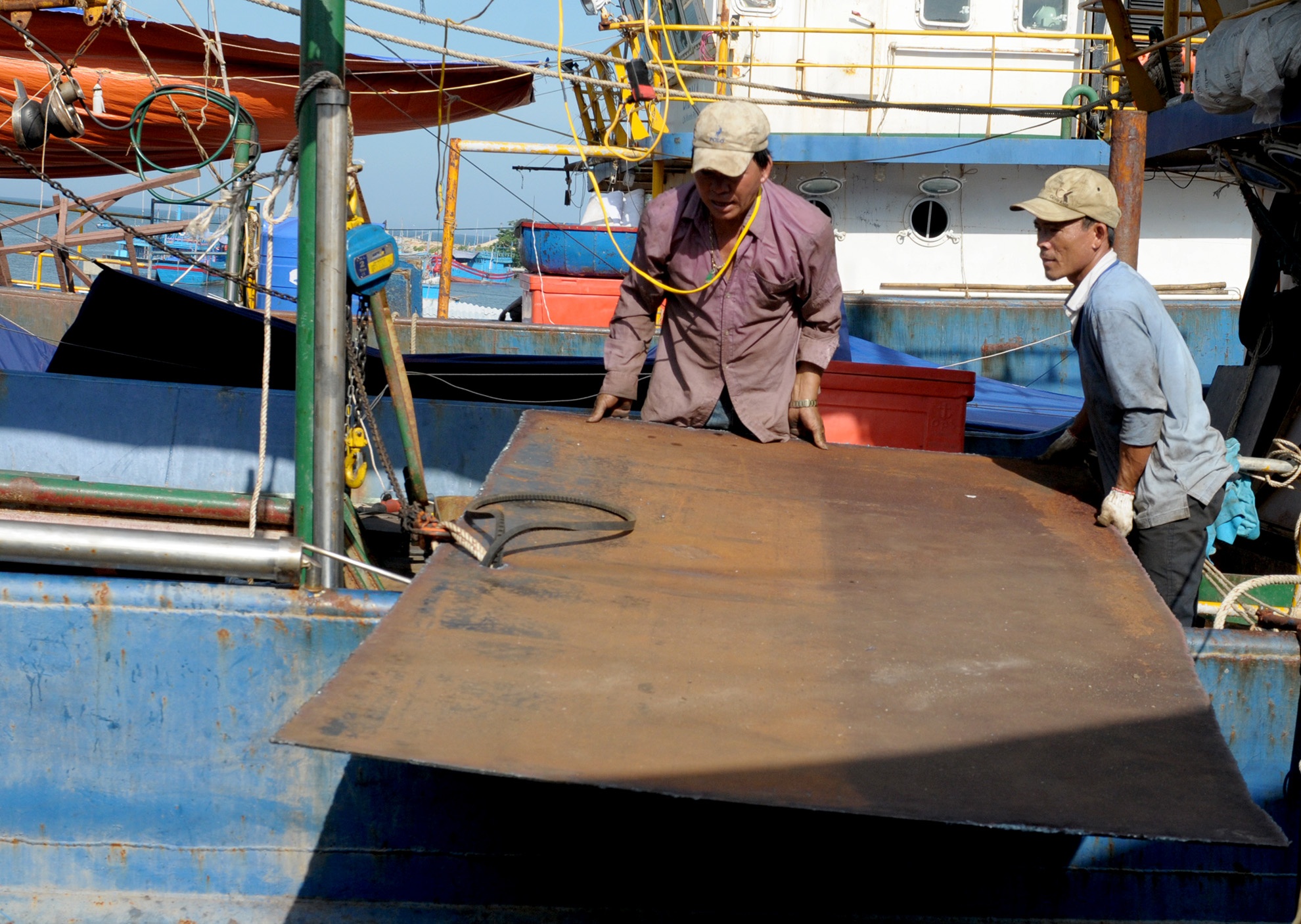 Tàu thép nằm bờ Bình Định ảnh 2 Tau thep nam bo Binh Dinh anh 2