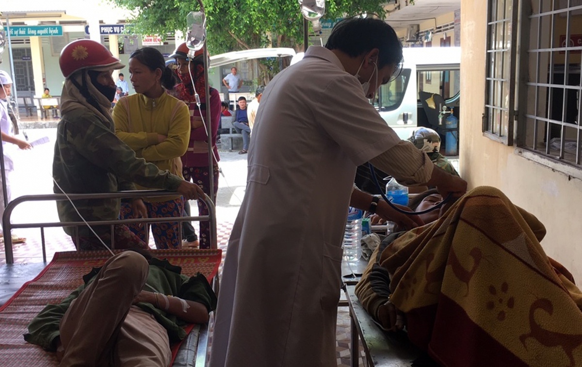 2 nguoi chet, 20 nan nhan bi thuong khi oto tai va cham xe may cay hinh anh