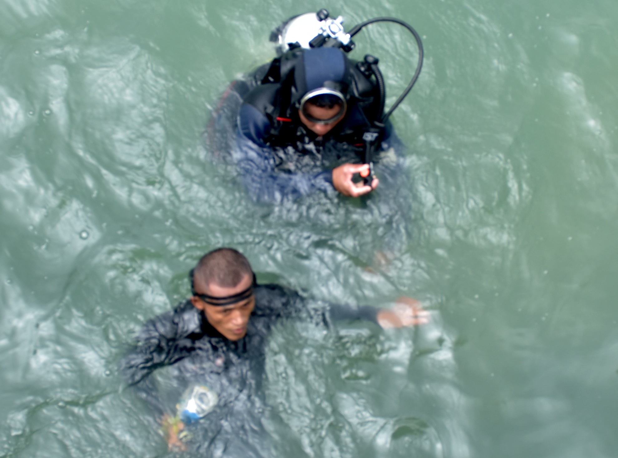 Hang chuc tho lan khai quat tau co o Dung Quat hinh anh