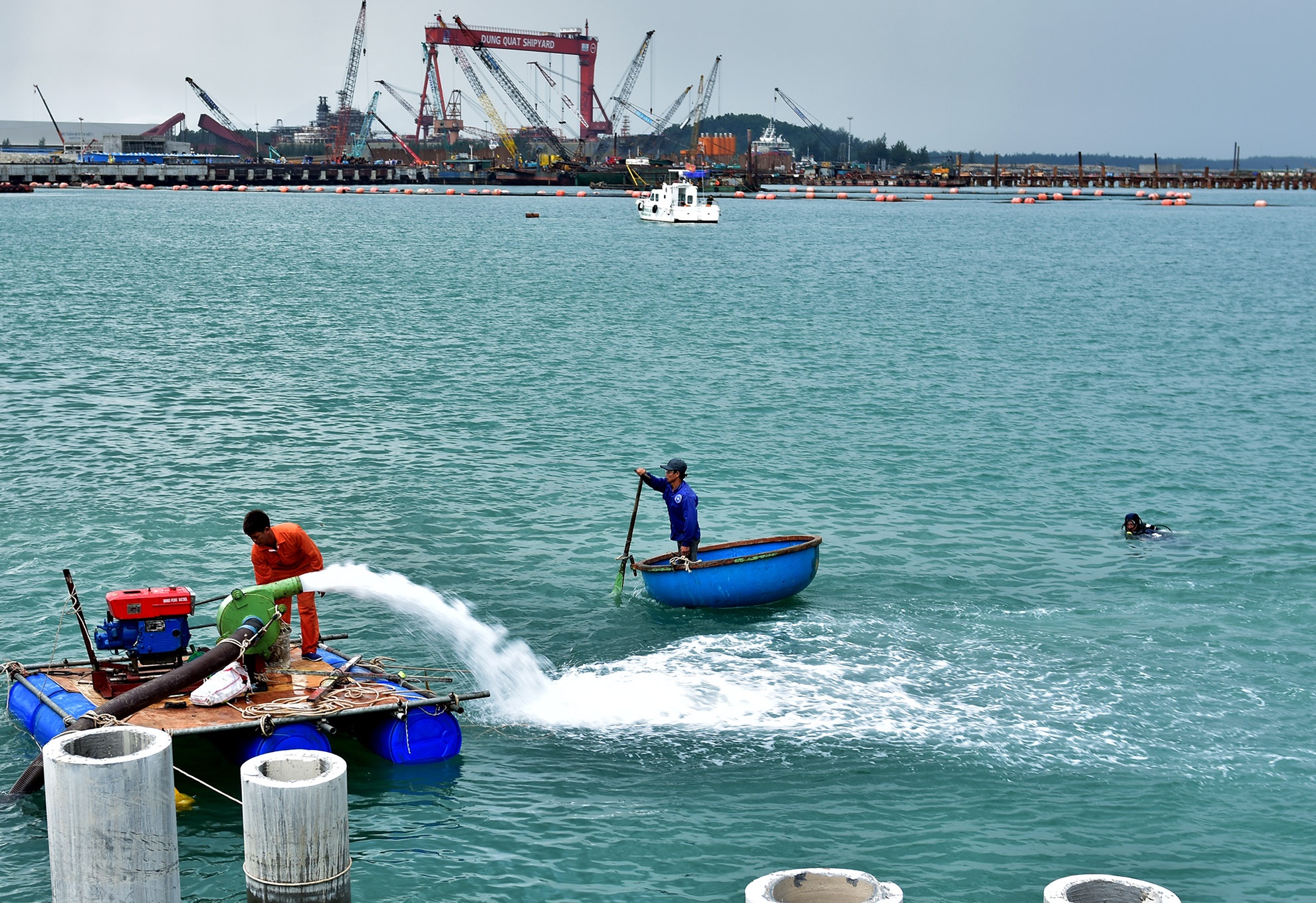 Hang chuc tho lan chuyen nghiep khai quat tau co chim o Dung Quat hinh anh