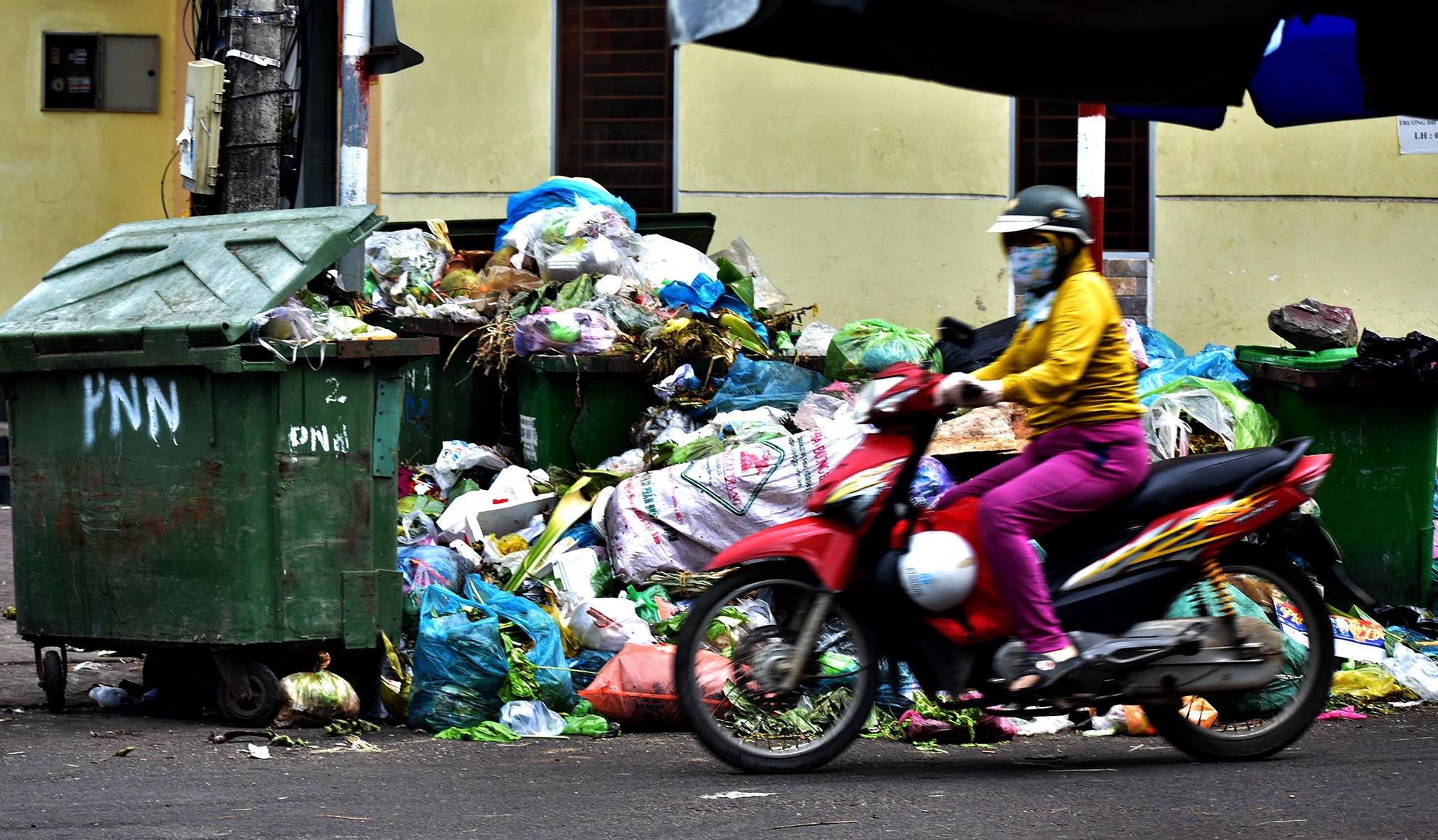 Mo bai rac cu tung gay o nhiem de giai toa 1.500 tan rac o Quang Ngai hinh anh